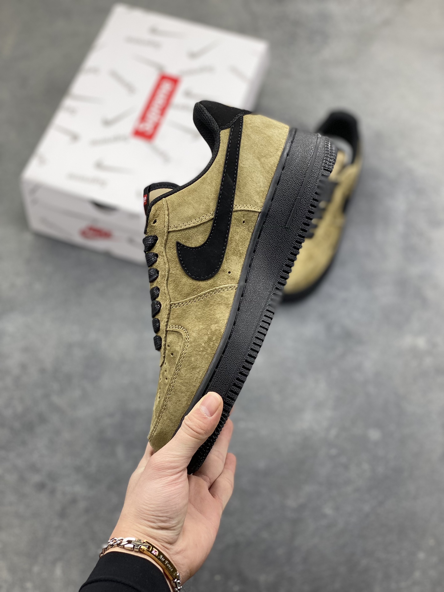 图片[3]-NIke Air Force 1 ‘07 Low “LV联名—卡其墨黑” 空军一号低帮 运动鞋 休闲鞋 顶级麂皮 折边针车 工艺难度大 原楦头原纸板 高端定制鞋盒 原厂鞋底 超高清洁度 细节完美 货号：DV5477-201 尺码：36 36.5 37.5 38 38.5 39 40 40.5 41 42 42.5 43 44 44.5 45-选品中心