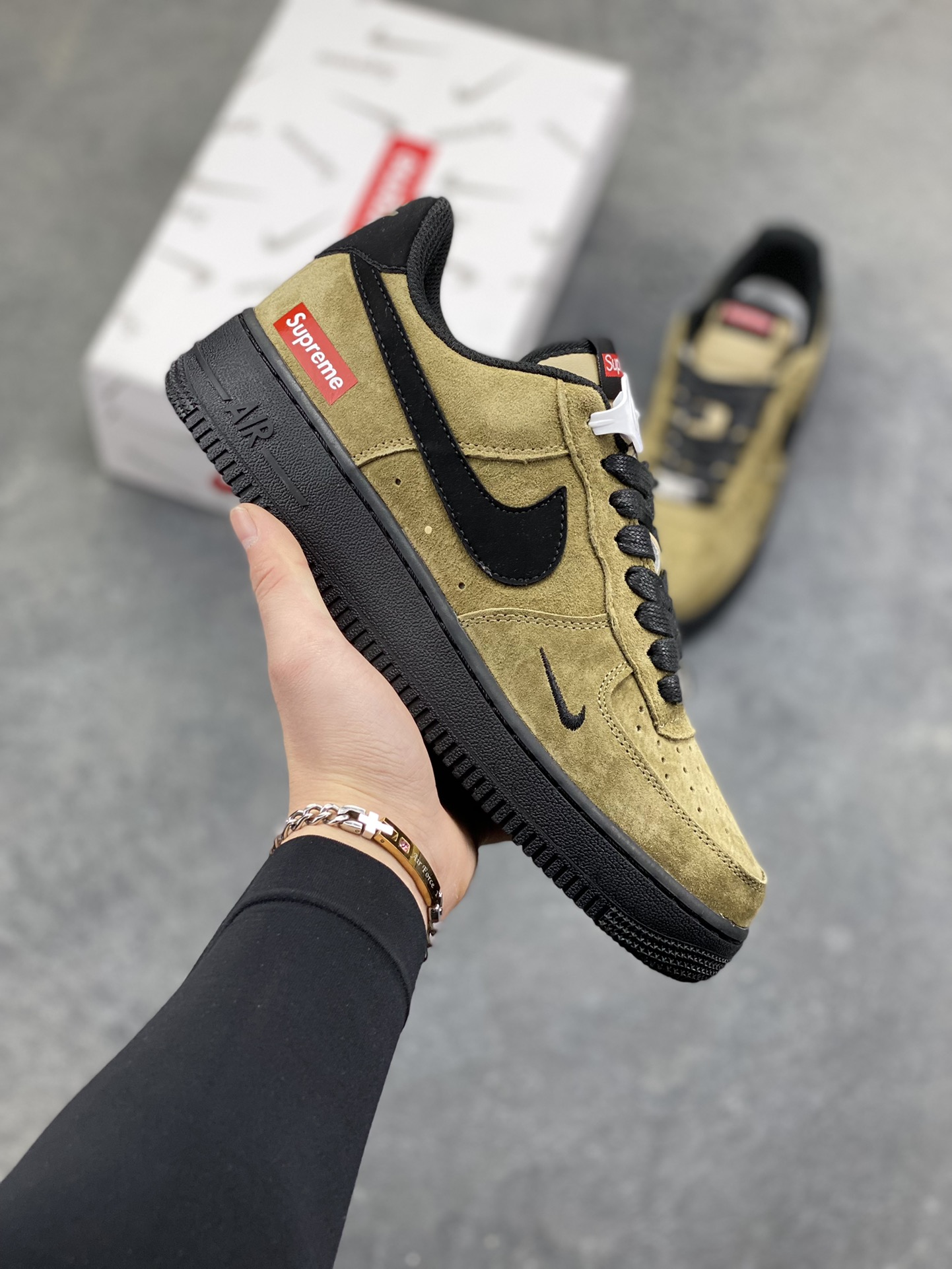 NIke Air Force 1 ‘07 Low “LV联名—卡其墨黑” 空军一号低帮 运动鞋 休闲鞋 顶级麂皮 折边针车 工艺难度大 原楦头原纸板 高端定制鞋盒 原厂鞋底 超高清洁度 细节完美 货号：DV5477-201 尺码：36 36.5 37.5 38 38.5 39 40 40.5 41 42 42.5 43 44 44.5 45-选品中心