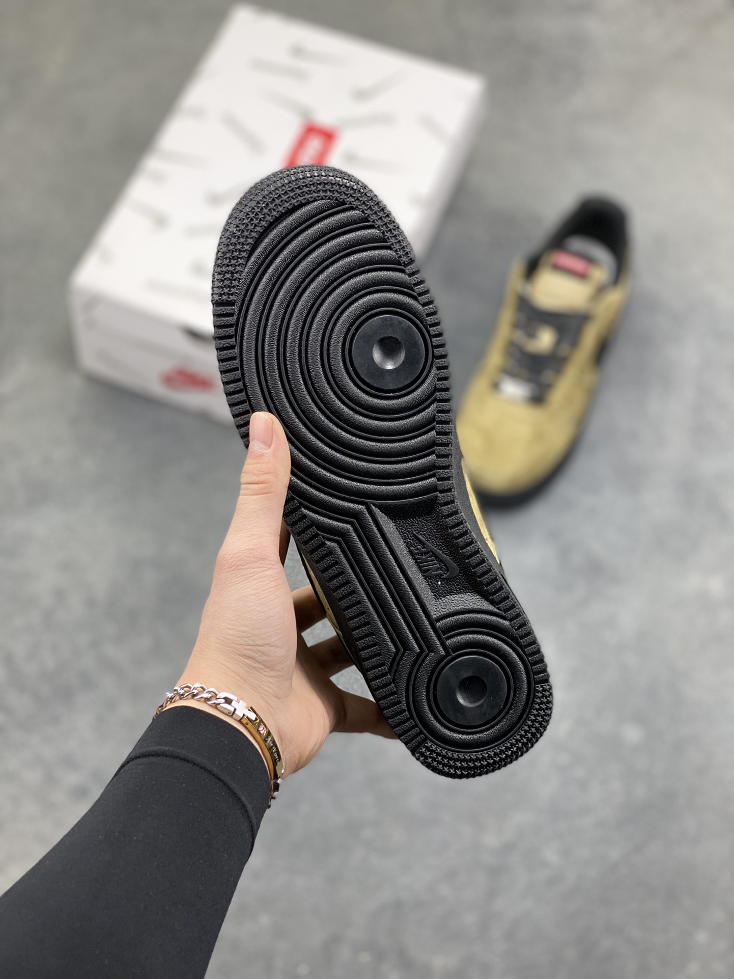 图片[5]-NIke Air Force 1 ‘07 Low “LV联名—卡其墨黑” 空军一号低帮 运动鞋 休闲鞋 顶级麂皮 折边针车 工艺难度大 原楦头原纸板 高端定制鞋盒 原厂鞋底 超高清洁度 细节完美 货号：DV5477-201 尺码：36 36.5 37.5 38 38.5 39 40 40.5 41 42 42.5 43 44 44.5 45-选品中心