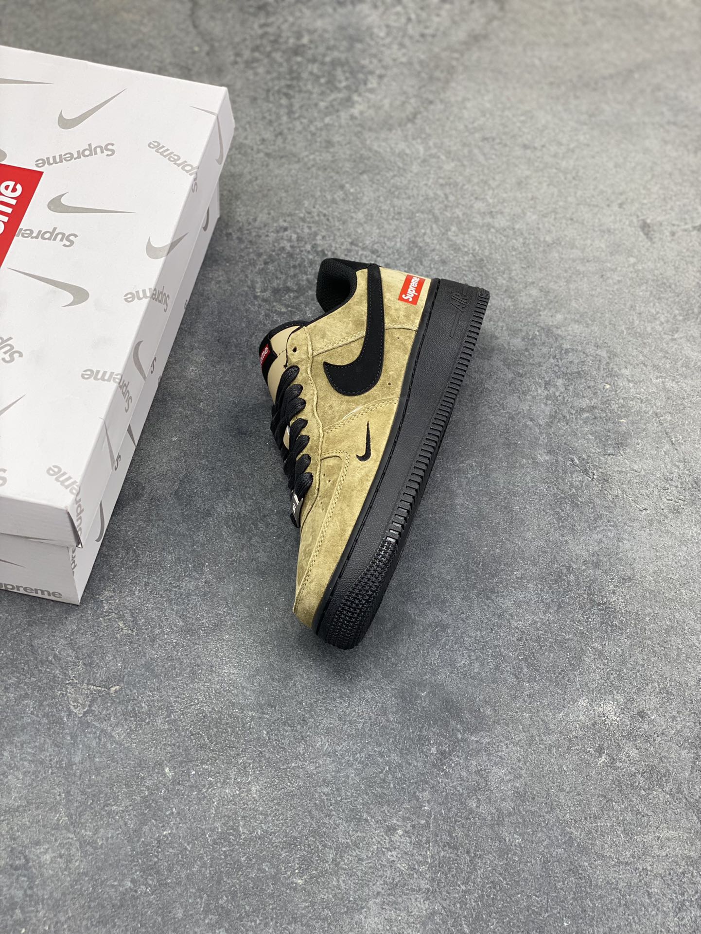 图片[7]-NIke Air Force 1 ‘07 Low “LV联名—卡其墨黑” 空军一号低帮 运动鞋 休闲鞋 顶级麂皮 折边针车 工艺难度大 原楦头原纸板 高端定制鞋盒 原厂鞋底 超高清洁度 细节完美 货号：DV5477-201 尺码：36 36.5 37.5 38 38.5 39 40 40.5 41 42 42.5 43 44 44.5 45-选品中心