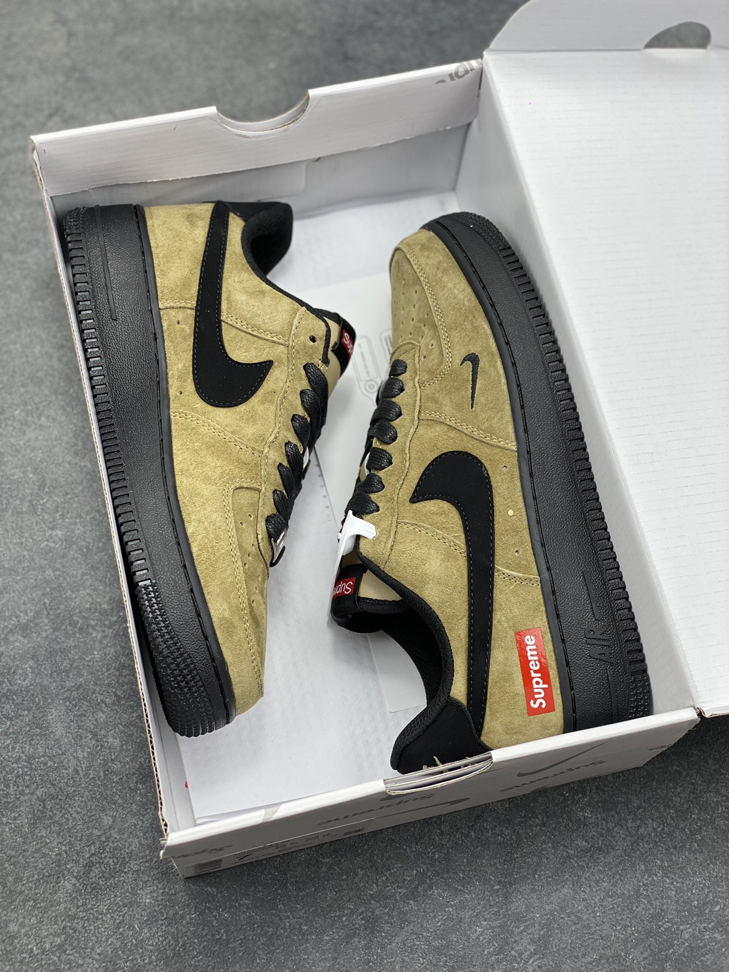 图片[9]-NIke Air Force 1 ‘07 Low “LV联名—卡其墨黑” 空军一号低帮 运动鞋 休闲鞋 顶级麂皮 折边针车 工艺难度大 原楦头原纸板 高端定制鞋盒 原厂鞋底 超高清洁度 细节完美 货号：DV5477-201 尺码：36 36.5 37.5 38 38.5 39 40 40.5 41 42 42.5 43 44 44.5 45-选品中心