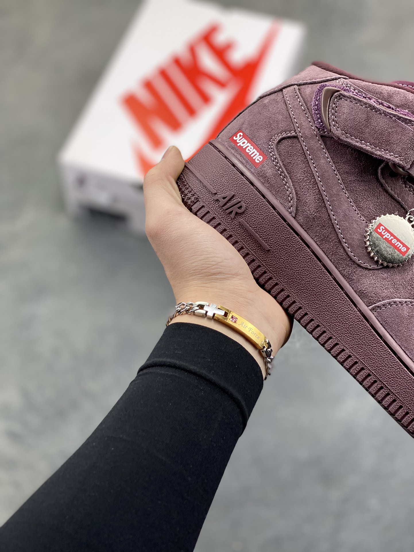 图片[6]-酒紫色翻毛皮鞋面的细腻触感，是指尖触到就会爱上的绒感✨ Supreme 与 Nike Air Force 1 Mid 的联名款，把街头潮流和质感美学揉得恰到好处。暗纹小勾藏着细节巧思，金属吊牌与侧边红标戳中联名控的小心思，高帮版型适配各种穿搭风格，上脚直接拿捏复古街头的松弛感，这双紫调空军一号，妥妥的鞋柜宝藏款！ 货号DV0788-003 尺码：36 36.5 37.5 38 38.5 39 40 40.5 41 42 42.5 43 44 44.5 45-选品中心