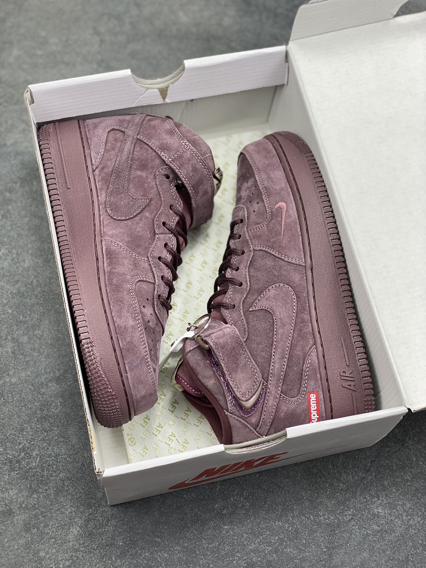 图片[9]-酒紫色翻毛皮鞋面的细腻触感，是指尖触到就会爱上的绒感✨ Supreme 与 Nike Air Force 1 Mid 的联名款，把街头潮流和质感美学揉得恰到好处。暗纹小勾藏着细节巧思，金属吊牌与侧边红标戳中联名控的小心思，高帮版型适配各种穿搭风格，上脚直接拿捏复古街头的松弛感，这双紫调空军一号，妥妥的鞋柜宝藏款！ 货号DV0788-003 尺码：36 36.5 37.5 38 38.5 39 40 40.5 41 42 42.5 43 44 44.5 45-选品中心