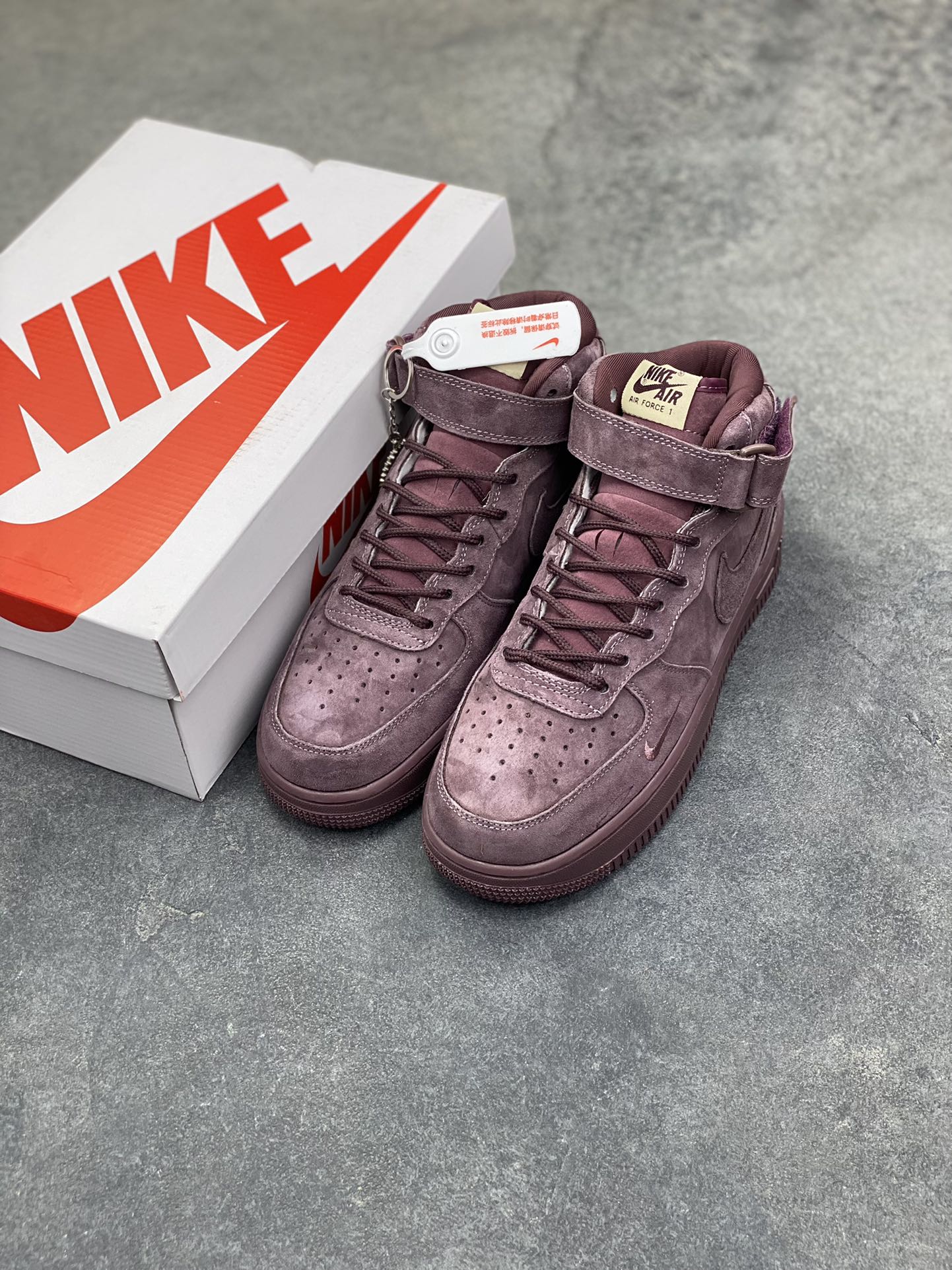 图片[8]-酒紫色翻毛皮鞋面的细腻触感，是指尖触到就会爱上的绒感✨ Supreme 与 Nike Air Force 1 Mid 的联名款，把街头潮流和质感美学揉得恰到好处。暗纹小勾藏着细节巧思，金属吊牌与侧边红标戳中联名控的小心思，高帮版型适配各种穿搭风格，上脚直接拿捏复古街头的松弛感，这双紫调空军一号，妥妥的鞋柜宝藏款！ 货号DV0788-003 尺码：36 36.5 37.5 38 38.5 39 40 40.5 41 42 42.5 43 44 44.5 45-选品中心