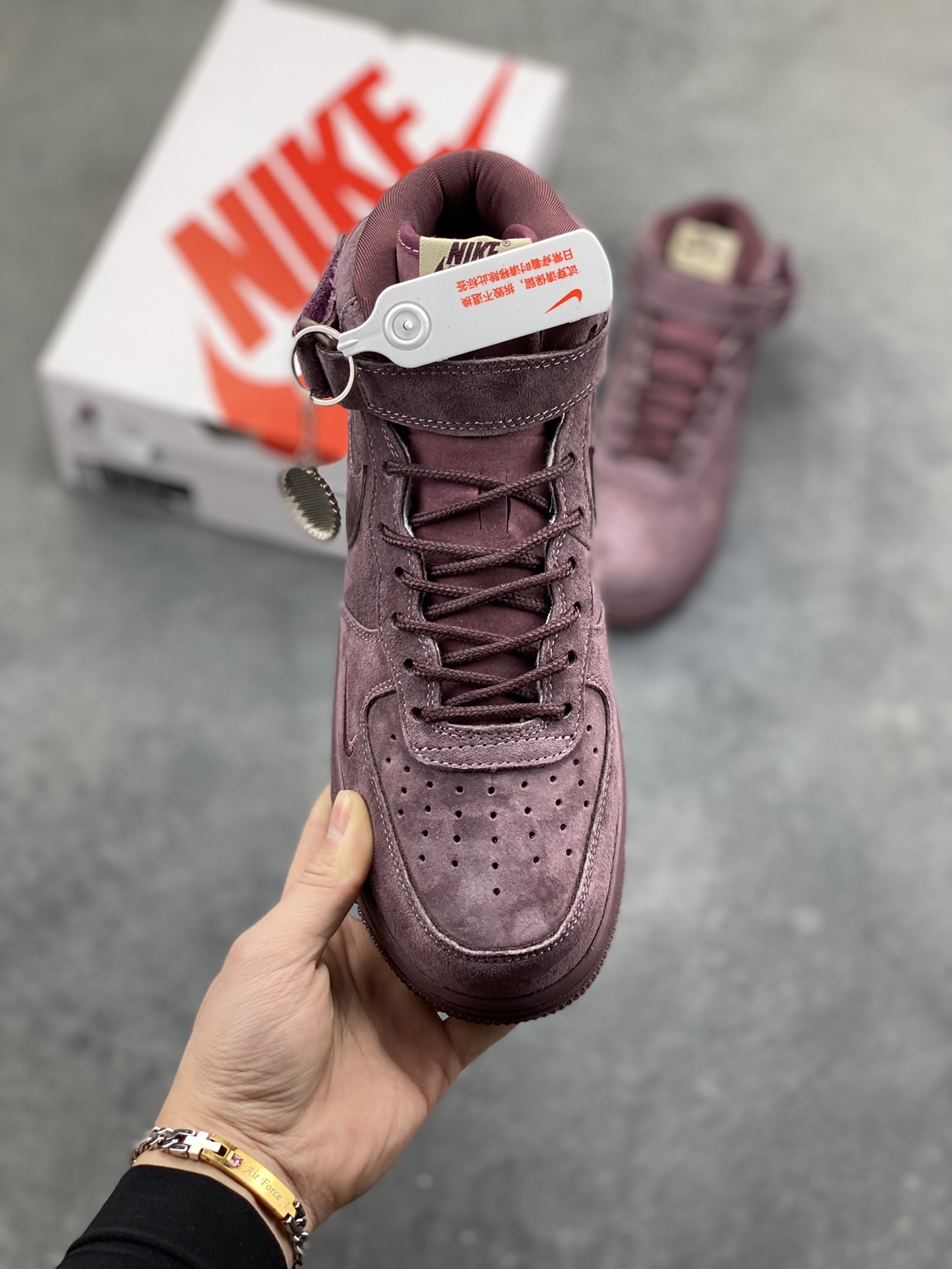 图片[2]-酒紫色翻毛皮鞋面的细腻触感，是指尖触到就会爱上的绒感✨ Supreme 与 Nike Air Force 1 Mid 的联名款，把街头潮流和质感美学揉得恰到好处。暗纹小勾藏着细节巧思，金属吊牌与侧边红标戳中联名控的小心思，高帮版型适配各种穿搭风格，上脚直接拿捏复古街头的松弛感，这双紫调空军一号，妥妥的鞋柜宝藏款！ 货号DV0788-003 尺码：36 36.5 37.5 38 38.5 39 40 40.5 41 42 42.5 43 44 44.5 45-选品中心