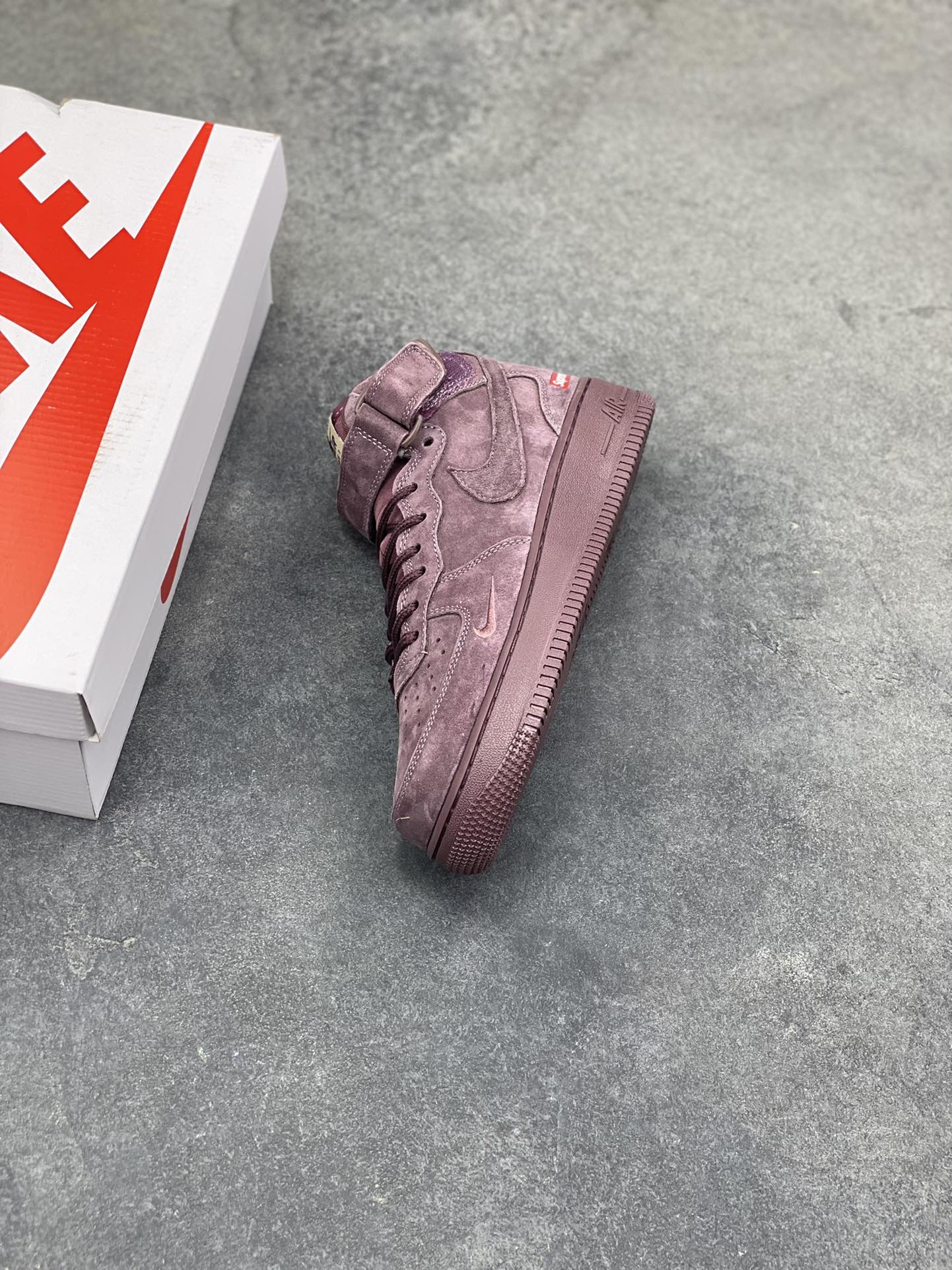 图片[7]-酒紫色翻毛皮鞋面的细腻触感，是指尖触到就会爱上的绒感✨ Supreme 与 Nike Air Force 1 Mid 的联名款，把街头潮流和质感美学揉得恰到好处。暗纹小勾藏着细节巧思，金属吊牌与侧边红标戳中联名控的小心思，高帮版型适配各种穿搭风格，上脚直接拿捏复古街头的松弛感，这双紫调空军一号，妥妥的鞋柜宝藏款！ 货号DV0788-003 尺码：36 36.5 37.5 38 38.5 39 40 40.5 41 42 42.5 43 44 44.5 45-选品中心