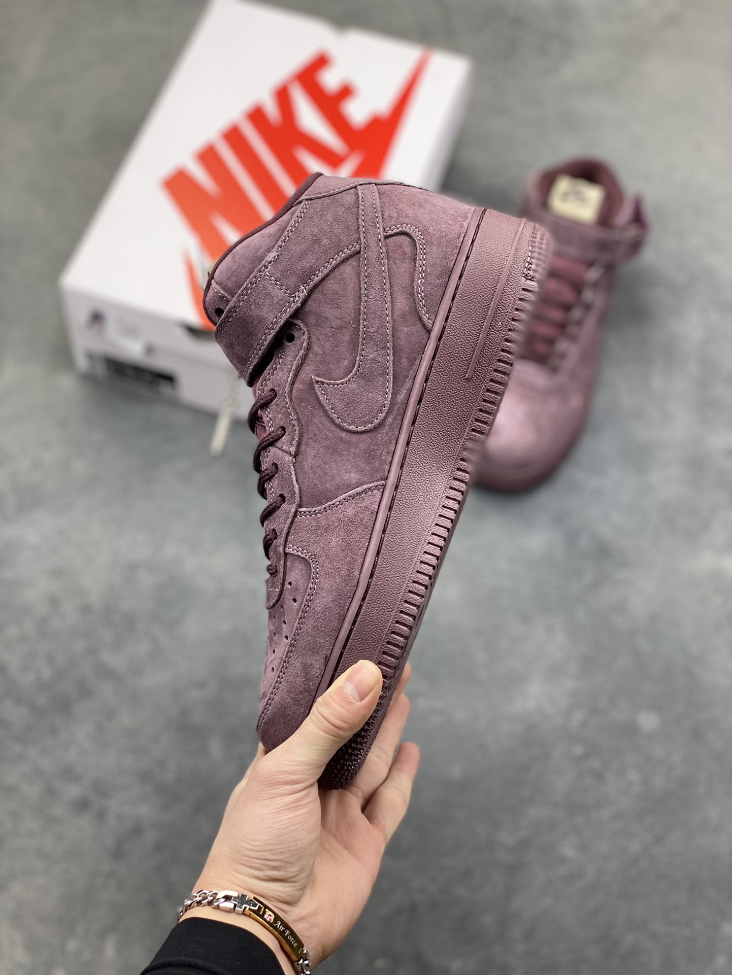 图片[3]-酒紫色翻毛皮鞋面的细腻触感，是指尖触到就会爱上的绒感✨ Supreme 与 Nike Air Force 1 Mid 的联名款，把街头潮流和质感美学揉得恰到好处。暗纹小勾藏着细节巧思，金属吊牌与侧边红标戳中联名控的小心思，高帮版型适配各种穿搭风格，上脚直接拿捏复古街头的松弛感，这双紫调空军一号，妥妥的鞋柜宝藏款！ 货号DV0788-003 尺码：36 36.5 37.5 38 38.5 39 40 40.5 41 42 42.5 43 44 44.5 45-选品中心
