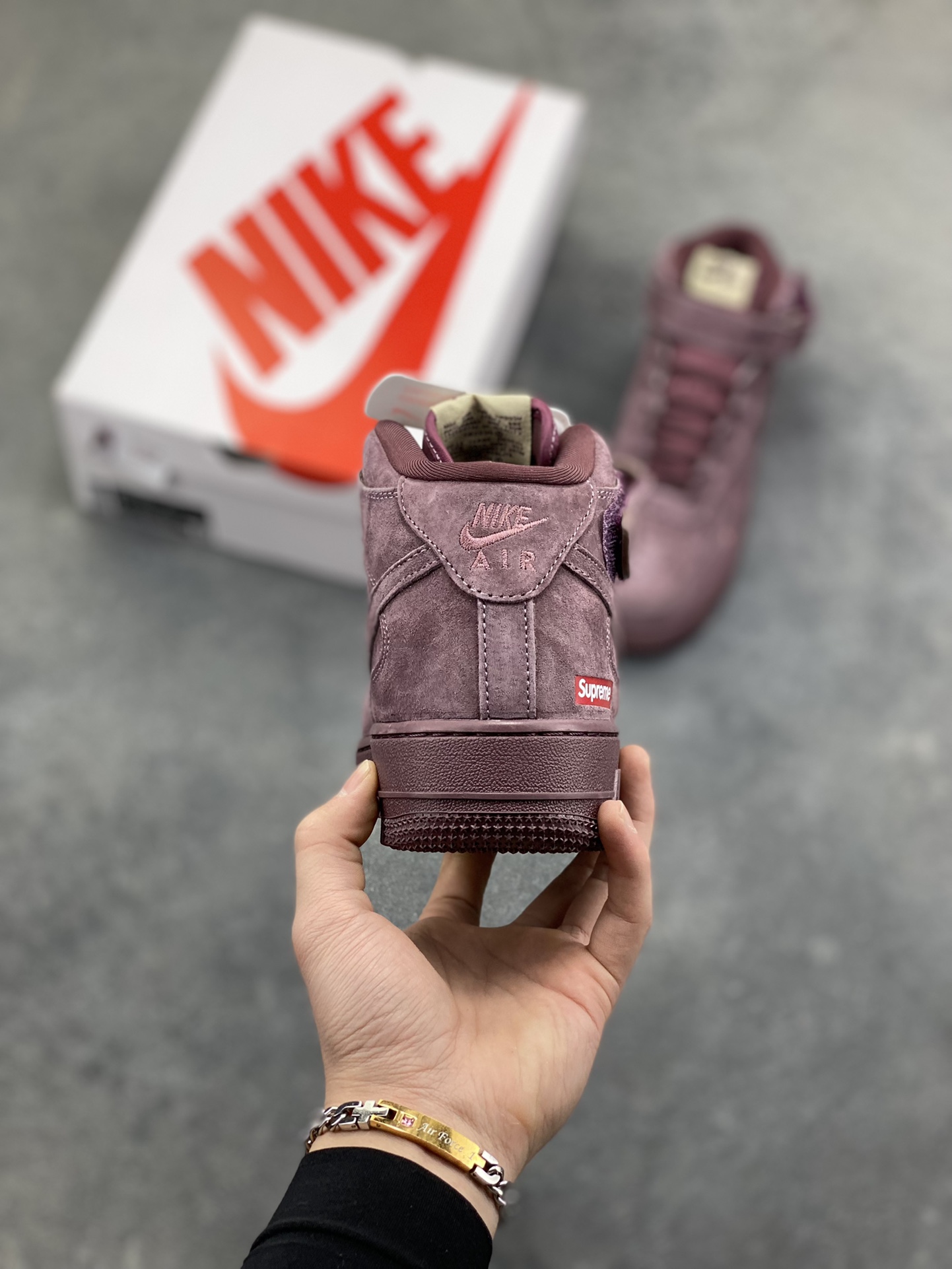 图片[4]-酒紫色翻毛皮鞋面的细腻触感，是指尖触到就会爱上的绒感✨ Supreme 与 Nike Air Force 1 Mid 的联名款，把街头潮流和质感美学揉得恰到好处。暗纹小勾藏着细节巧思，金属吊牌与侧边红标戳中联名控的小心思，高帮版型适配各种穿搭风格，上脚直接拿捏复古街头的松弛感，这双紫调空军一号，妥妥的鞋柜宝藏款！ 货号DV0788-003 尺码：36 36.5 37.5 38 38.5 39 40 40.5 41 42 42.5 43 44 44.5 45-选品中心