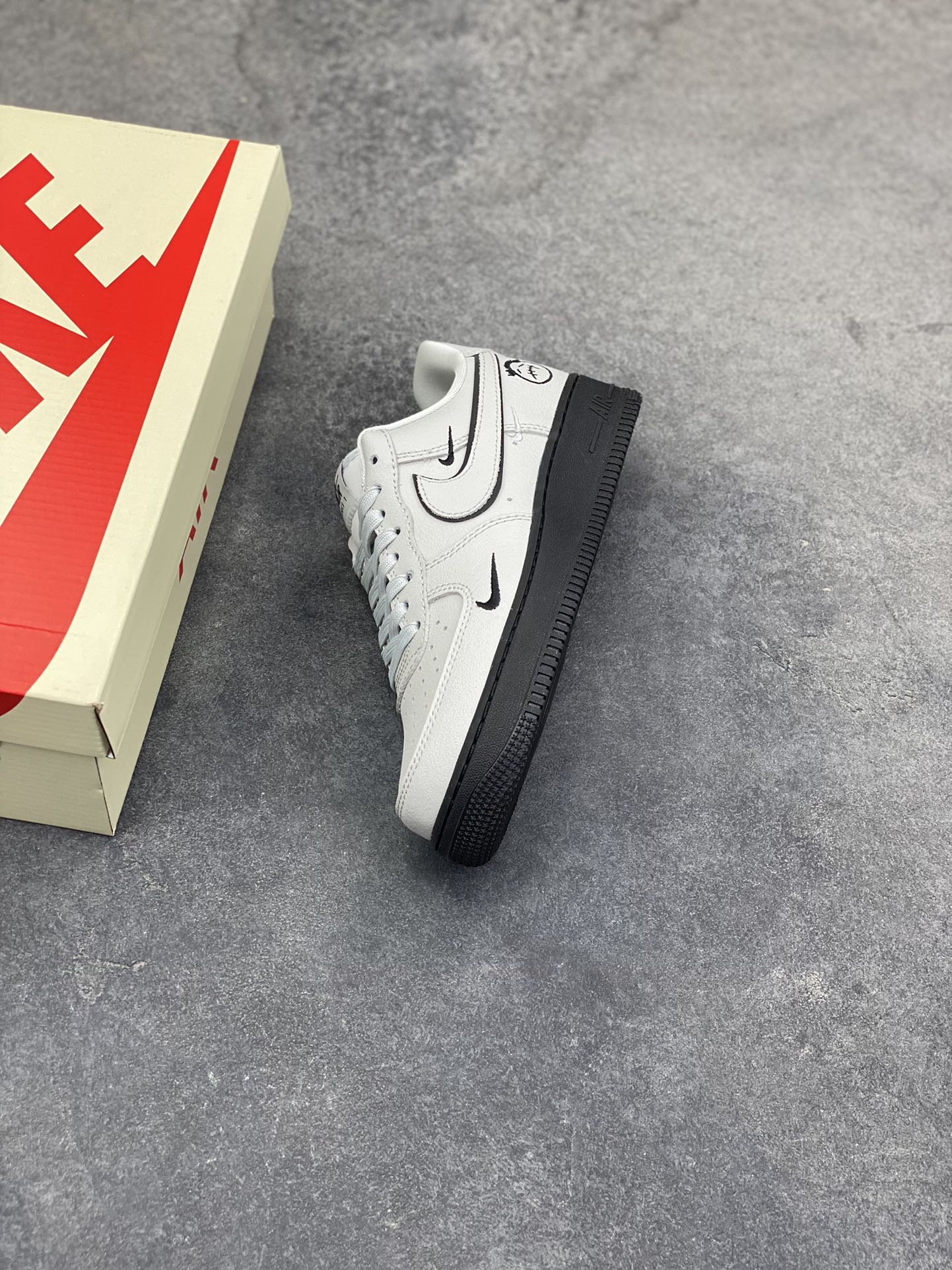 图片[7]-冷调灰调碰撞酷黑，Nike Air Force 1 Low 这双XL1979-128直接把街头腔调拉满！双勾设计打破经典框架，搭配搞怪卡通挂饰与刺绣细节，每一处都藏着不被定义的个性。皮革鞋面质感在线，Air气垫底延续舒适脚感，不管是搭配工装裤还是休闲裙，都能轻松成为造型焦点，属于鞋柜里不可错过的小众腔调款～-选品中心