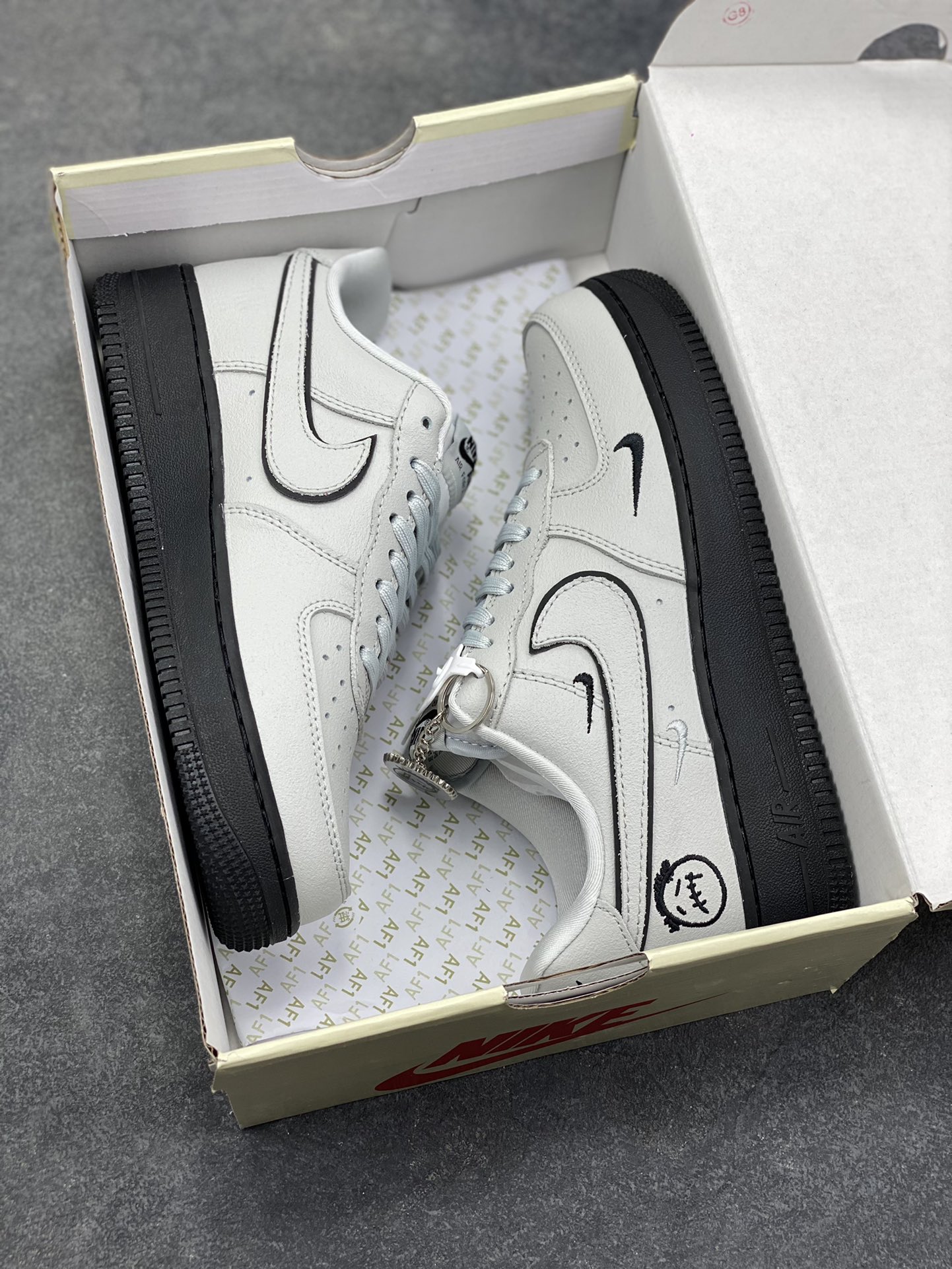 图片[9]-冷调灰调碰撞酷黑，Nike Air Force 1 Low 这双XL1979-128直接把街头腔调拉满！双勾设计打破经典框架，搭配搞怪卡通挂饰与刺绣细节，每一处都藏着不被定义的个性。皮革鞋面质感在线，Air气垫底延续舒适脚感，不管是搭配工装裤还是休闲裙，都能轻松成为造型焦点，属于鞋柜里不可错过的小众腔调款～-选品中心