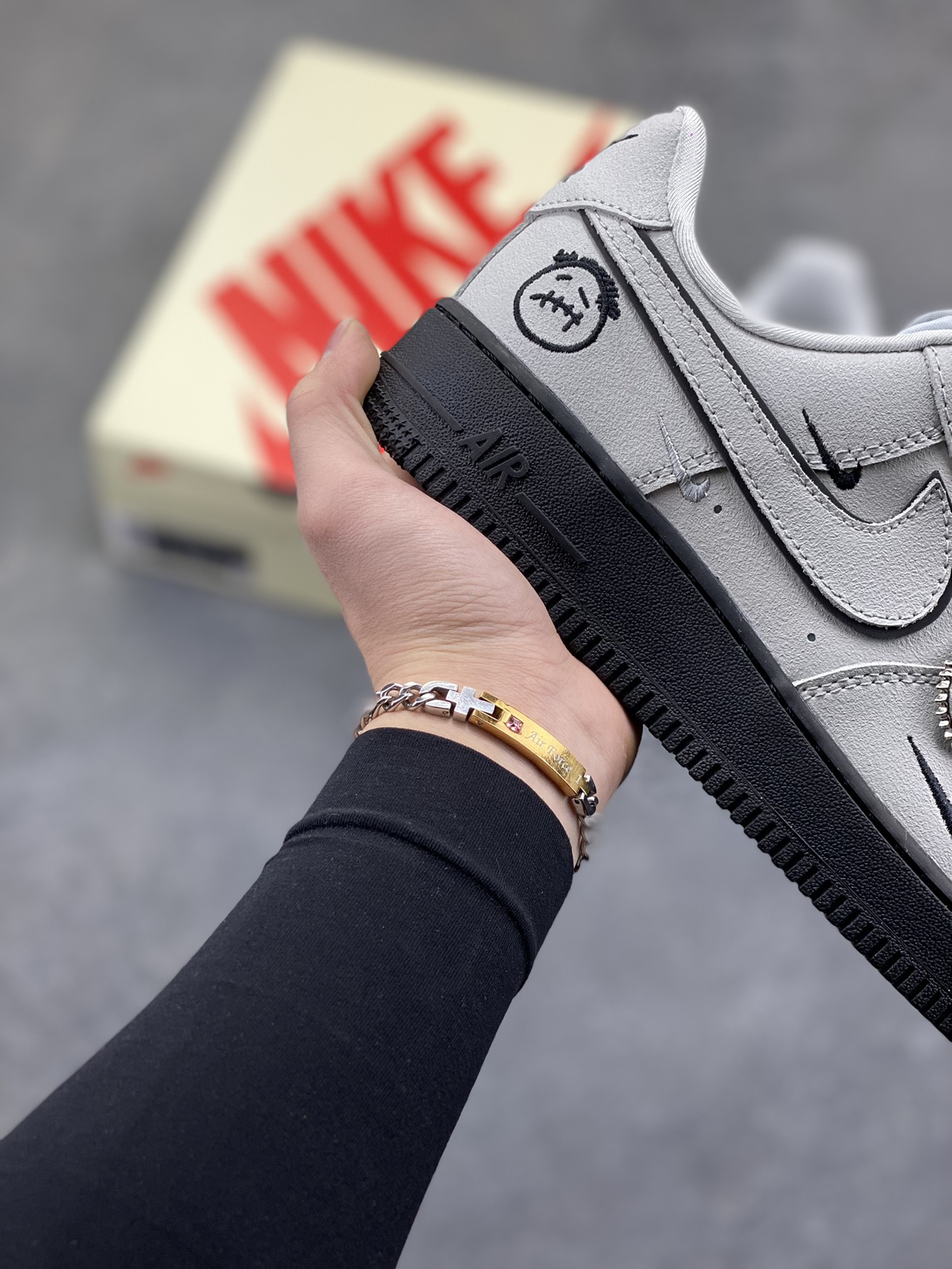 图片[6]-冷调灰调碰撞酷黑，Nike Air Force 1 Low 这双XL1979-128直接把街头腔调拉满！双勾设计打破经典框架，搭配搞怪卡通挂饰与刺绣细节，每一处都藏着不被定义的个性。皮革鞋面质感在线，Air气垫底延续舒适脚感，不管是搭配工装裤还是休闲裙，都能轻松成为造型焦点，属于鞋柜里不可错过的小众腔调款～-选品中心