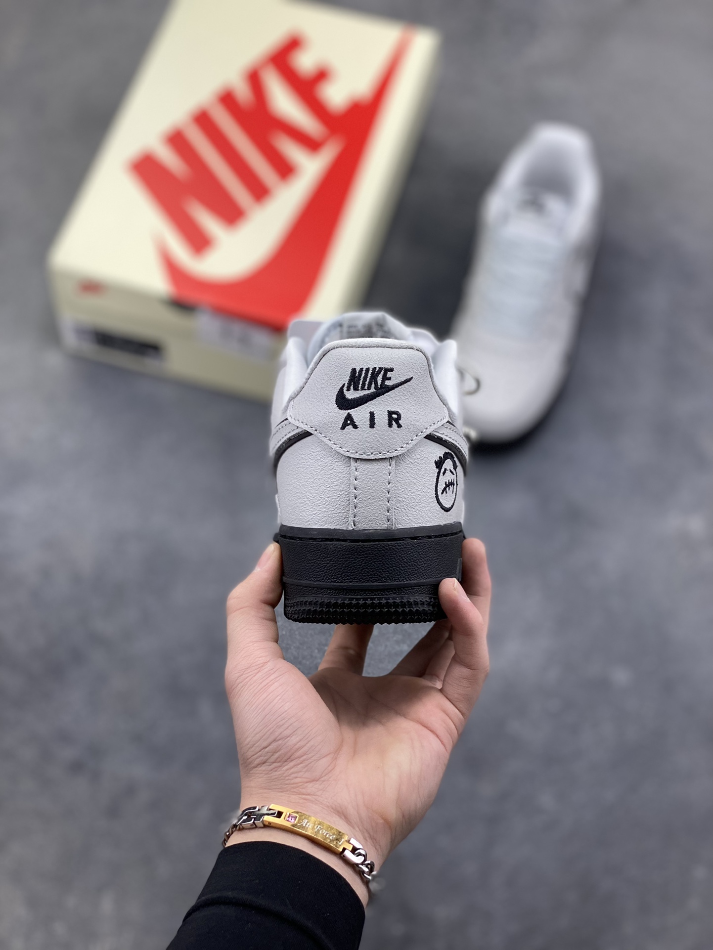 图片[4]-冷调灰调碰撞酷黑，Nike Air Force 1 Low 这双XL1979-128直接把街头腔调拉满！双勾设计打破经典框架，搭配搞怪卡通挂饰与刺绣细节，每一处都藏着不被定义的个性。皮革鞋面质感在线，Air气垫底延续舒适脚感，不管是搭配工装裤还是休闲裙，都能轻松成为造型焦点，属于鞋柜里不可错过的小众腔调款～-选品中心