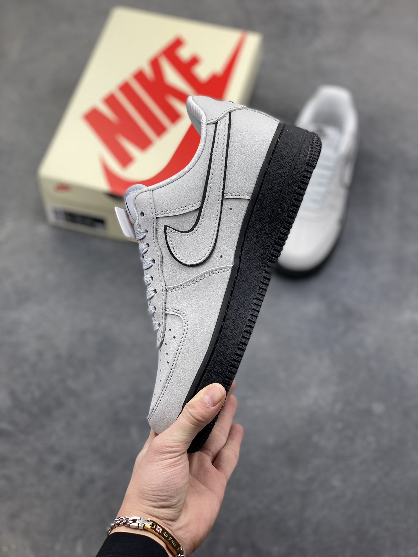 图片[3]-冷调灰调碰撞酷黑，Nike Air Force 1 Low 这双XL1979-128直接把街头腔调拉满！双勾设计打破经典框架，搭配搞怪卡通挂饰与刺绣细节，每一处都藏着不被定义的个性。皮革鞋面质感在线，Air气垫底延续舒适脚感，不管是搭配工装裤还是休闲裙，都能轻松成为造型焦点，属于鞋柜里不可错过的小众腔调款～-选品中心