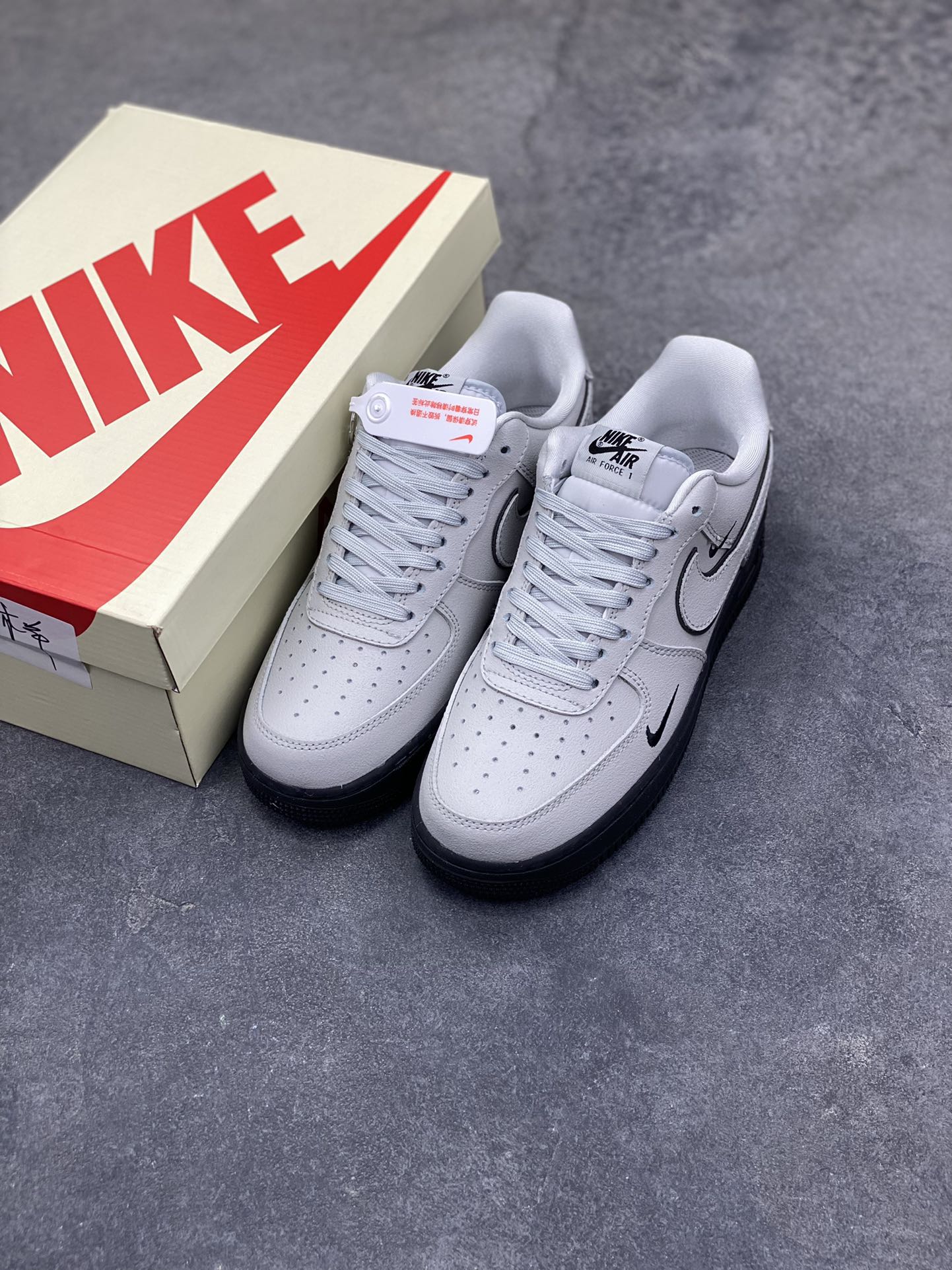 图片[8]-冷调灰调碰撞酷黑，Nike Air Force 1 Low 这双XL1979-128直接把街头腔调拉满！双勾设计打破经典框架，搭配搞怪卡通挂饰与刺绣细节，每一处都藏着不被定义的个性。皮革鞋面质感在线，Air气垫底延续舒适脚感，不管是搭配工装裤还是休闲裙，都能轻松成为造型焦点，属于鞋柜里不可错过的小众腔调款～-选品中心