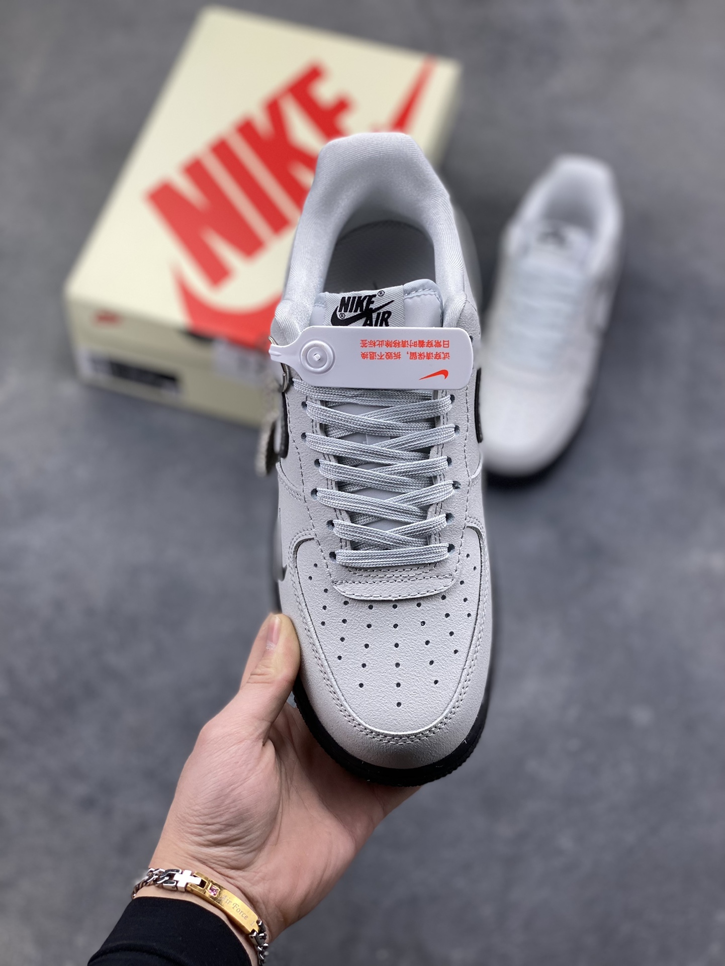 图片[2]-冷调灰调碰撞酷黑，Nike Air Force 1 Low 这双XL1979-128直接把街头腔调拉满！双勾设计打破经典框架，搭配搞怪卡通挂饰与刺绣细节，每一处都藏着不被定义的个性。皮革鞋面质感在线，Air气垫底延续舒适脚感，不管是搭配工装裤还是休闲裙，都能轻松成为造型焦点，属于鞋柜里不可错过的小众腔调款～-选品中心