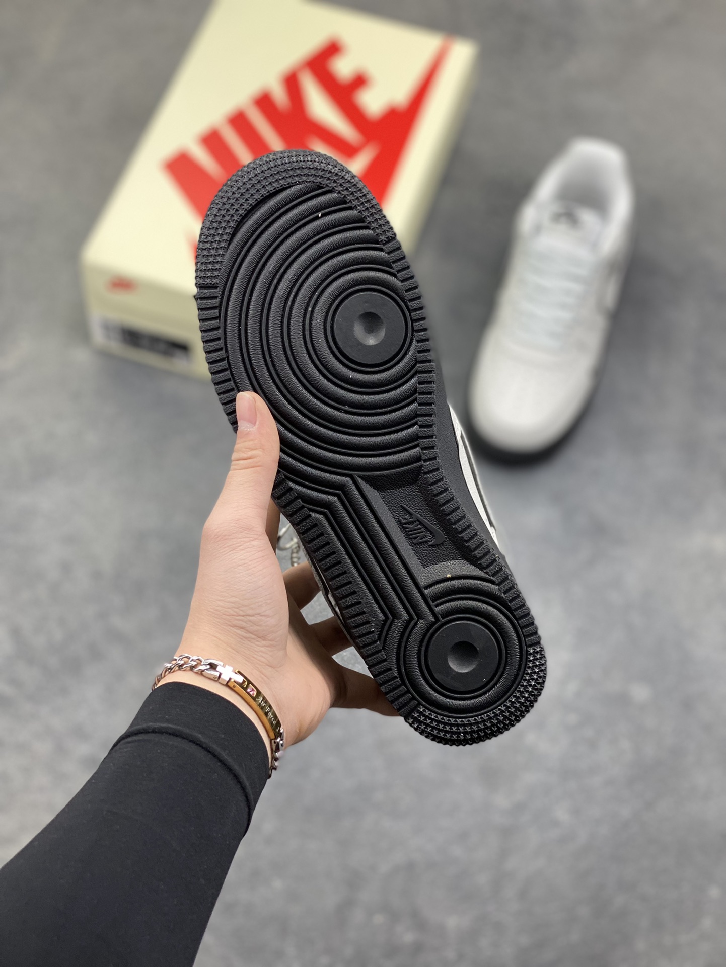 图片[5]-冷调灰调碰撞酷黑，Nike Air Force 1 Low 这双XL1979-128直接把街头腔调拉满！双勾设计打破经典框架，搭配搞怪卡通挂饰与刺绣细节，每一处都藏着不被定义的个性。皮革鞋面质感在线，Air气垫底延续舒适脚感，不管是搭配工装裤还是休闲裙，都能轻松成为造型焦点，属于鞋柜里不可错过的小众腔调款～-选品中心