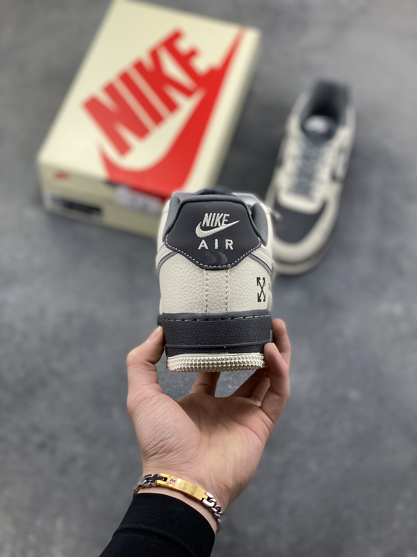 图片[4]-𝐍𝐢𝐤𝐞 𝐀𝐢𝐫 𝐅𝐨𝐫𝐜𝐞 𝟏 𝐋𝐨𝐰 × Off-White 解构涂鸦款｜经典与潮范的双向奔赴！作为球鞋圈的常青树，Air Force 1的经典轮廓遇上Off-White的先锋解构美学，这双XL1979-130直接刷新潮流认知！米白与深灰的撞色皮质拼接，勾勒出AF1标志性的低帮鞋型，鞋身满印的手绘涂鸦、手写体“Off White™”字样与标志性叉号元素，将街头艺术感拉满；可拆卸的金属挂饰、异形Swoosh以及鞋舌处的标签细节，更是把解构设计的巧思展现得淋漓尽致。经典空军底保障脚感，潮酷细节点缀造型，不管是日常出街还是搭配造型，这双鞋都能让你轻松成为人群中的潮流焦点，妥妥的穿搭吸睛利器！-选品中心