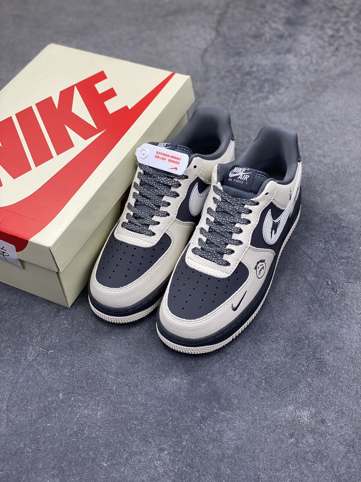 图片[8]-𝐍𝐢𝐤𝐞 𝐀𝐢𝐫 𝐅𝐨𝐫𝐜𝐞 𝟏 𝐋𝐨𝐰 × Off-White 解构涂鸦款｜经典与潮范的双向奔赴！作为球鞋圈的常青树，Air Force 1的经典轮廓遇上Off-White的先锋解构美学，这双XL1979-130直接刷新潮流认知！米白与深灰的撞色皮质拼接，勾勒出AF1标志性的低帮鞋型，鞋身满印的手绘涂鸦、手写体“Off White™”字样与标志性叉号元素，将街头艺术感拉满；可拆卸的金属挂饰、异形Swoosh以及鞋舌处的标签细节，更是把解构设计的巧思展现得淋漓尽致。经典空军底保障脚感，潮酷细节点缀造型，不管是日常出街还是搭配造型，这双鞋都能让你轻松成为人群中的潮流焦点，妥妥的穿搭吸睛利器！-选品中心