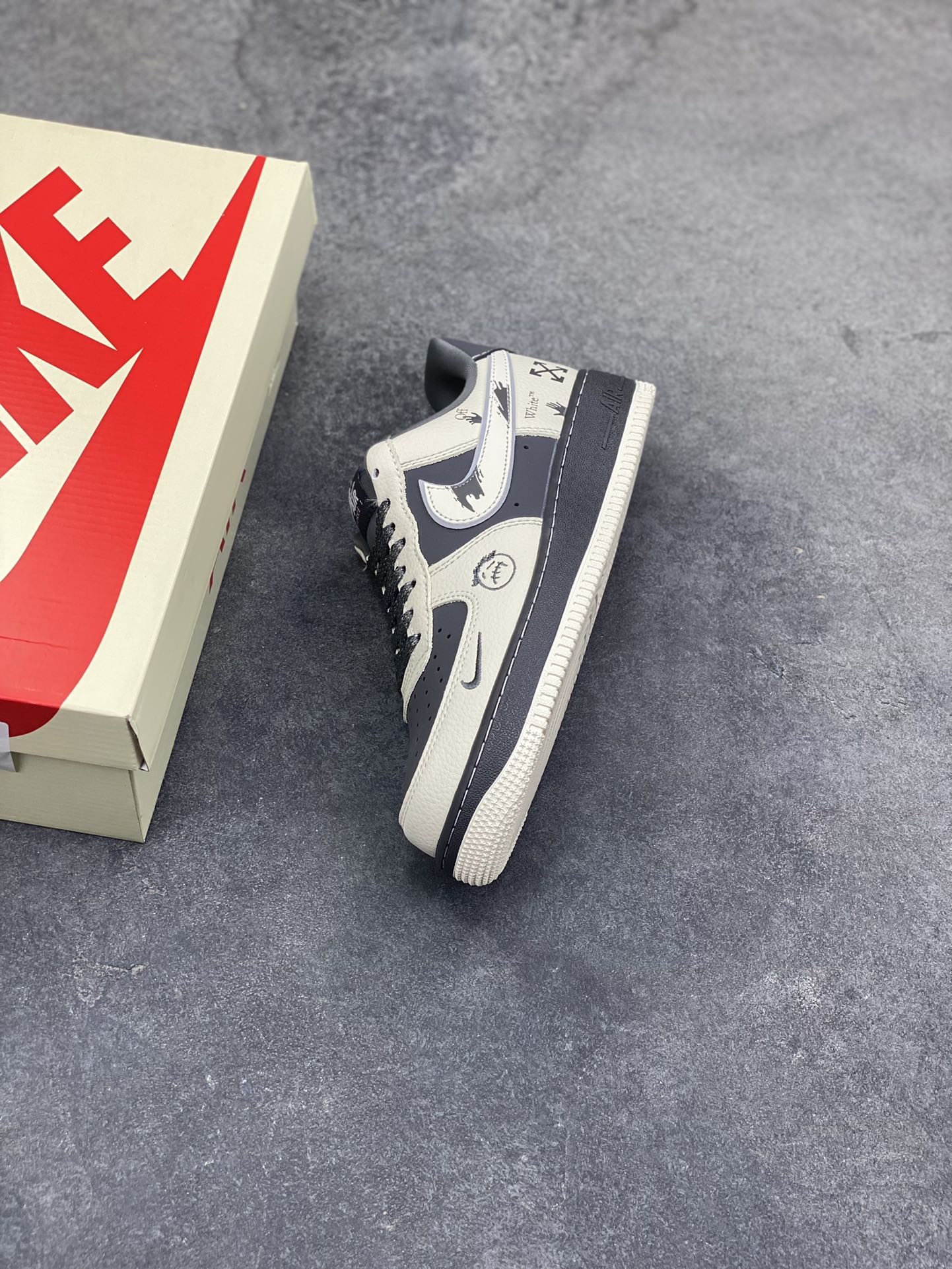 图片[7]-𝐍𝐢𝐤𝐞 𝐀𝐢𝐫 𝐅𝐨𝐫𝐜𝐞 𝟏 𝐋𝐨𝐰 × Off-White 解构涂鸦款｜经典与潮范的双向奔赴！作为球鞋圈的常青树，Air Force 1的经典轮廓遇上Off-White的先锋解构美学，这双XL1979-130直接刷新潮流认知！米白与深灰的撞色皮质拼接，勾勒出AF1标志性的低帮鞋型，鞋身满印的手绘涂鸦、手写体“Off White™”字样与标志性叉号元素，将街头艺术感拉满；可拆卸的金属挂饰、异形Swoosh以及鞋舌处的标签细节，更是把解构设计的巧思展现得淋漓尽致。经典空军底保障脚感，潮酷细节点缀造型，不管是日常出街还是搭配造型，这双鞋都能让你轻松成为人群中的潮流焦点，妥妥的穿搭吸睛利器！-选品中心