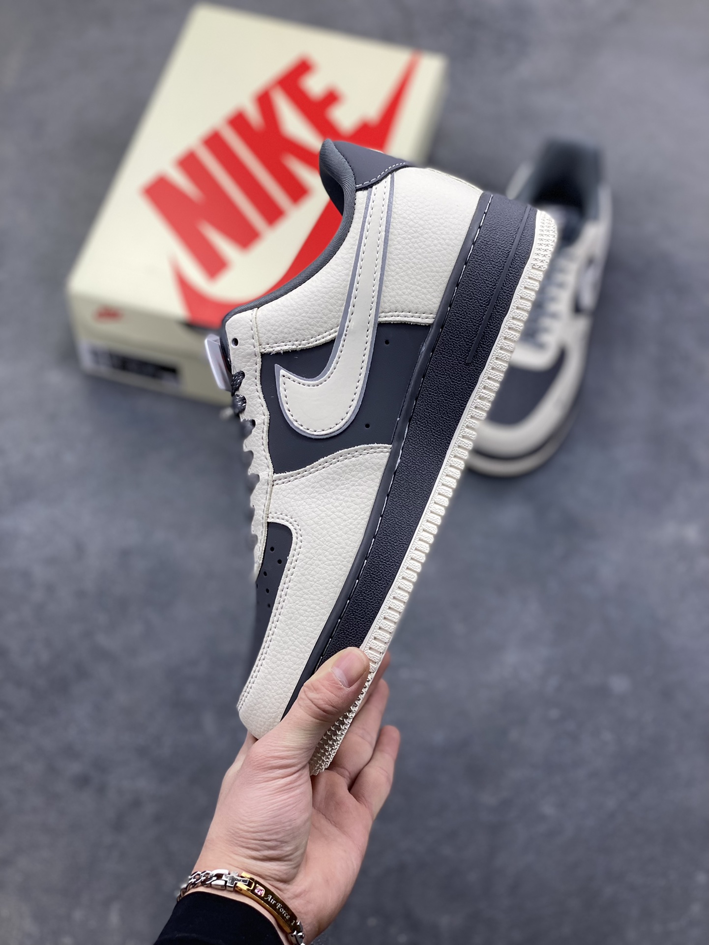 图片[3]-𝐍𝐢𝐤𝐞 𝐀𝐢𝐫 𝐅𝐨𝐫𝐜𝐞 𝟏 𝐋𝐨𝐰 × Off-White 解构涂鸦款｜经典与潮范的双向奔赴！作为球鞋圈的常青树，Air Force 1的经典轮廓遇上Off-White的先锋解构美学，这双XL1979-130直接刷新潮流认知！米白与深灰的撞色皮质拼接，勾勒出AF1标志性的低帮鞋型，鞋身满印的手绘涂鸦、手写体“Off White™”字样与标志性叉号元素，将街头艺术感拉满；可拆卸的金属挂饰、异形Swoosh以及鞋舌处的标签细节，更是把解构设计的巧思展现得淋漓尽致。经典空军底保障脚感，潮酷细节点缀造型，不管是日常出街还是搭配造型，这双鞋都能让你轻松成为人群中的潮流焦点，妥妥的穿搭吸睛利器！-选品中心