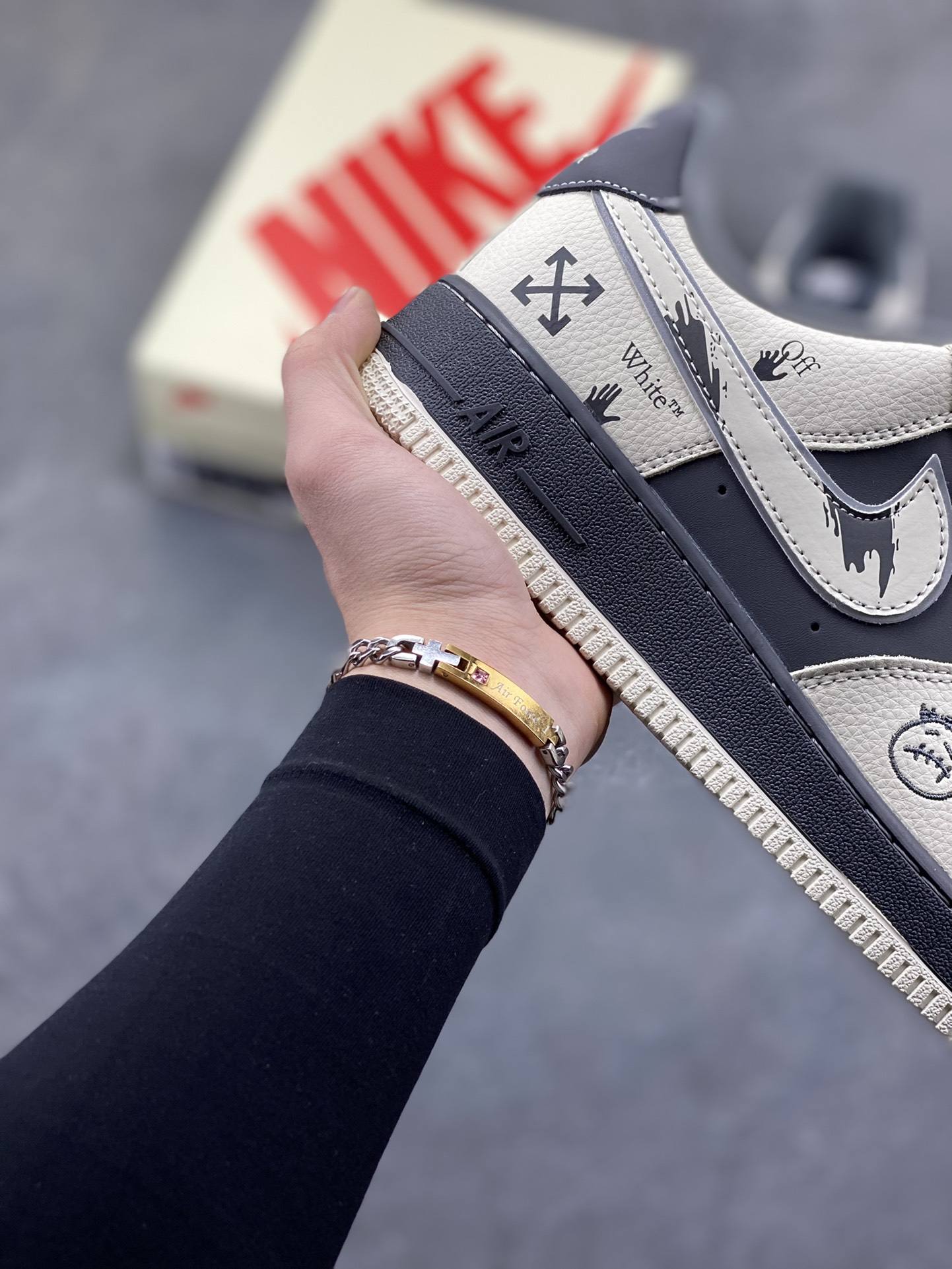 图片[6]-𝐍𝐢𝐤𝐞 𝐀𝐢𝐫 𝐅𝐨𝐫𝐜𝐞 𝟏 𝐋𝐨𝐰 × Off-White 解构涂鸦款｜经典与潮范的双向奔赴！作为球鞋圈的常青树，Air Force 1的经典轮廓遇上Off-White的先锋解构美学，这双XL1979-130直接刷新潮流认知！米白与深灰的撞色皮质拼接，勾勒出AF1标志性的低帮鞋型，鞋身满印的手绘涂鸦、手写体“Off White™”字样与标志性叉号元素，将街头艺术感拉满；可拆卸的金属挂饰、异形Swoosh以及鞋舌处的标签细节，更是把解构设计的巧思展现得淋漓尽致。经典空军底保障脚感，潮酷细节点缀造型，不管是日常出街还是搭配造型，这双鞋都能让你轻松成为人群中的潮流焦点，妥妥的穿搭吸睛利器！-选品中心