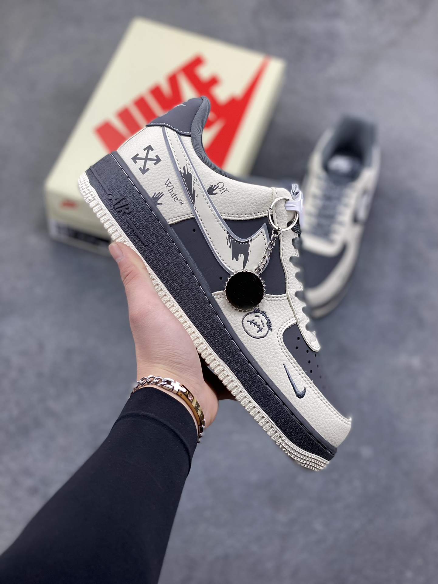 𝐍𝐢𝐤𝐞 𝐀𝐢𝐫 𝐅𝐨𝐫𝐜𝐞 𝟏 𝐋𝐨𝐰 × Off-White 解构涂鸦款｜经典与潮范的双向奔赴！作为球鞋圈的常青树，Air Force 1的经典轮廓遇上Off-White的先锋解构美学，这双XL1979-130直接刷新潮流认知！米白与深灰的撞色皮质拼接，勾勒出AF1标志性的低帮鞋型，鞋身满印的手绘涂鸦、手写体“Off White™”字样与标志性叉号元素，将街头艺术感拉满；可拆卸的金属挂饰、异形Swoosh以及鞋舌处的标签细节，更是把解构设计的巧思展现得淋漓尽致。经典空军底保障脚感，潮酷细节点缀造型，不管是日常出街还是搭配造型，这双鞋都能让你轻松成为人群中的潮流焦点，妥妥的穿搭吸睛利器！-选品中心