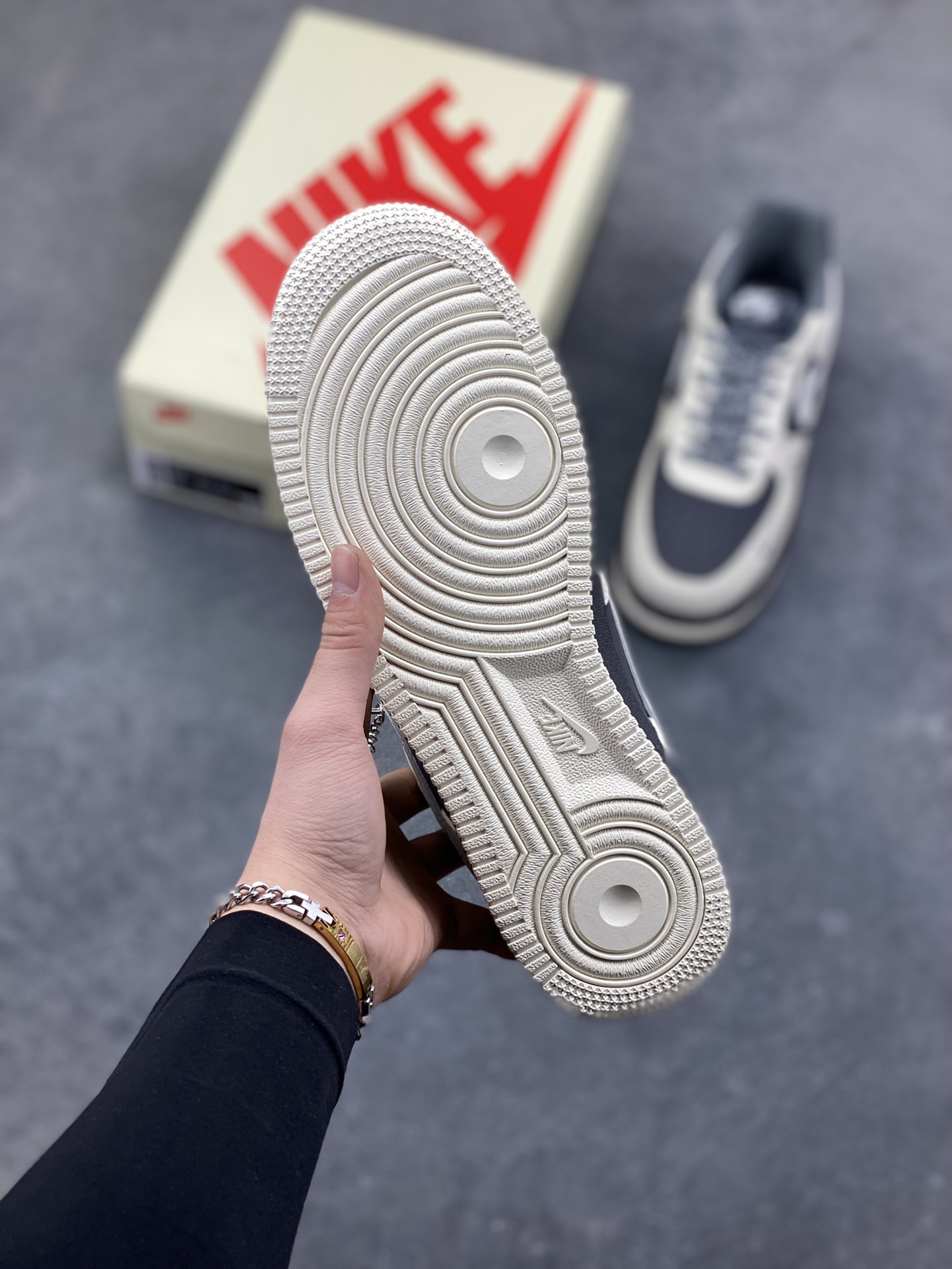 图片[5]-𝐍𝐢𝐤𝐞 𝐀𝐢𝐫 𝐅𝐨𝐫𝐜𝐞 𝟏 𝐋𝐨𝐰 × Off-White 解构涂鸦款｜经典与潮范的双向奔赴！作为球鞋圈的常青树，Air Force 1的经典轮廓遇上Off-White的先锋解构美学，这双XL1979-130直接刷新潮流认知！米白与深灰的撞色皮质拼接，勾勒出AF1标志性的低帮鞋型，鞋身满印的手绘涂鸦、手写体“Off White™”字样与标志性叉号元素，将街头艺术感拉满；可拆卸的金属挂饰、异形Swoosh以及鞋舌处的标签细节，更是把解构设计的巧思展现得淋漓尽致。经典空军底保障脚感，潮酷细节点缀造型，不管是日常出街还是搭配造型，这双鞋都能让你轻松成为人群中的潮流焦点，妥妥的穿搭吸睛利器！-选品中心