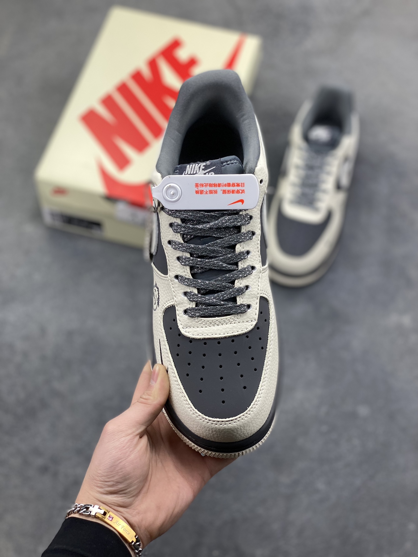 图片[2]-𝐍𝐢𝐤𝐞 𝐀𝐢𝐫 𝐅𝐨𝐫𝐜𝐞 𝟏 𝐋𝐨𝐰 × Off-White 解构涂鸦款｜经典与潮范的双向奔赴！作为球鞋圈的常青树，Air Force 1的经典轮廓遇上Off-White的先锋解构美学，这双XL1979-130直接刷新潮流认知！米白与深灰的撞色皮质拼接，勾勒出AF1标志性的低帮鞋型，鞋身满印的手绘涂鸦、手写体“Off White™”字样与标志性叉号元素，将街头艺术感拉满；可拆卸的金属挂饰、异形Swoosh以及鞋舌处的标签细节，更是把解构设计的巧思展现得淋漓尽致。经典空军底保障脚感，潮酷细节点缀造型，不管是日常出街还是搭配造型，这双鞋都能让你轻松成为人群中的潮流焦点，妥妥的穿搭吸睛利器！-选品中心