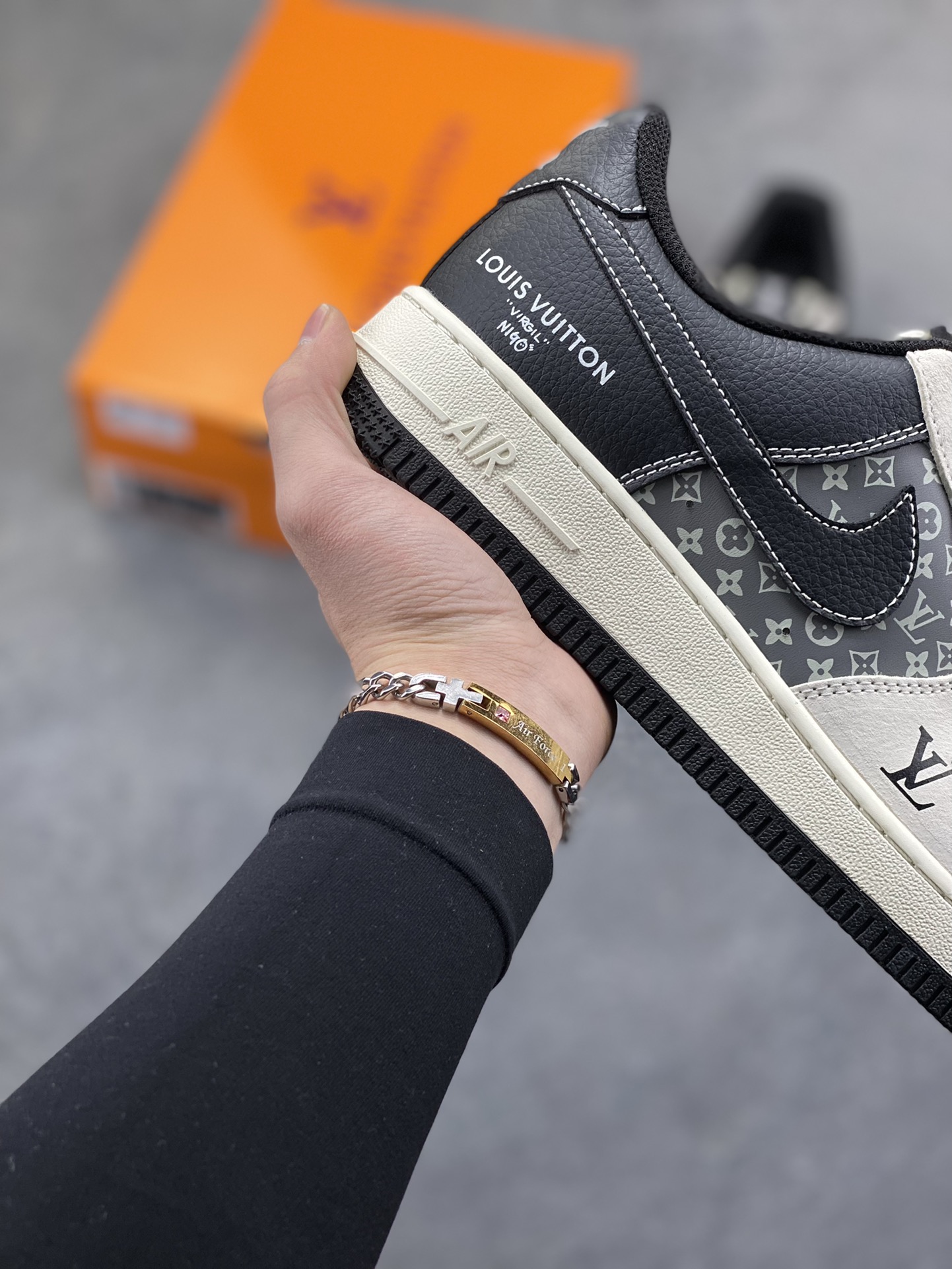 图片[6]-当经典AF1遇上奢牌老花，这双Nike Air Force 1 Low KD6699-F08直接把奢华与街头的融合玩到极致！藏蓝麂皮碰撞米白老花皮革，红尾点缀瞬间点亮视觉，LV标识与Nike Swoosh的叠搭设计，打破次元壁的同时拉满高级感。细腻的材质拼接、精致的字母印花，每一处细节都透着独特的定制腔调，Air气垫底保留经典舒适脚感，不管是收藏还是上脚，都是鞋柜里独一份的吸睛存在，奢华街头风的天花板不过如此 尺码： 36 36.5 37.5 38 38.5 39 40 40.5 41 42 42.5 43 44 44.5 45-选品中心