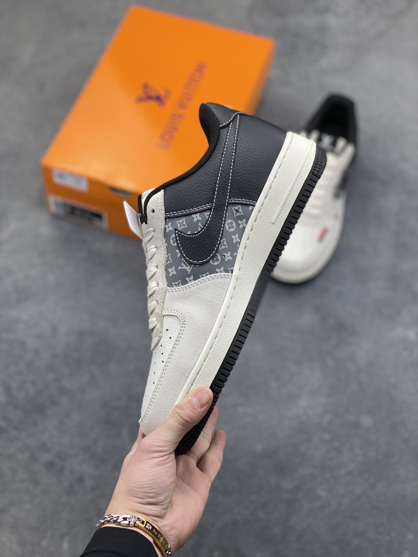 图片[3]-当经典AF1遇上奢牌老花，这双Nike Air Force 1 Low KD6699-F08直接把奢华与街头的融合玩到极致！藏蓝麂皮碰撞米白老花皮革，红尾点缀瞬间点亮视觉，LV标识与Nike Swoosh的叠搭设计，打破次元壁的同时拉满高级感。细腻的材质拼接、精致的字母印花，每一处细节都透着独特的定制腔调，Air气垫底保留经典舒适脚感，不管是收藏还是上脚，都是鞋柜里独一份的吸睛存在，奢华街头风的天花板不过如此 尺码： 36 36.5 37.5 38 38.5 39 40 40.5 41 42 42.5 43 44 44.5 45-选品中心