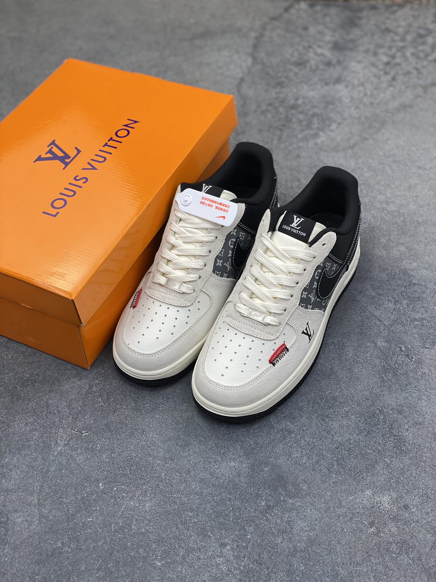 图片[8]-当经典AF1遇上奢牌老花，这双Nike Air Force 1 Low KD6699-F08直接把奢华与街头的融合玩到极致！藏蓝麂皮碰撞米白老花皮革，红尾点缀瞬间点亮视觉，LV标识与Nike Swoosh的叠搭设计，打破次元壁的同时拉满高级感。细腻的材质拼接、精致的字母印花，每一处细节都透着独特的定制腔调，Air气垫底保留经典舒适脚感，不管是收藏还是上脚，都是鞋柜里独一份的吸睛存在，奢华街头风的天花板不过如此 尺码： 36 36.5 37.5 38 38.5 39 40 40.5 41 42 42.5 43 44 44.5 45-选品中心