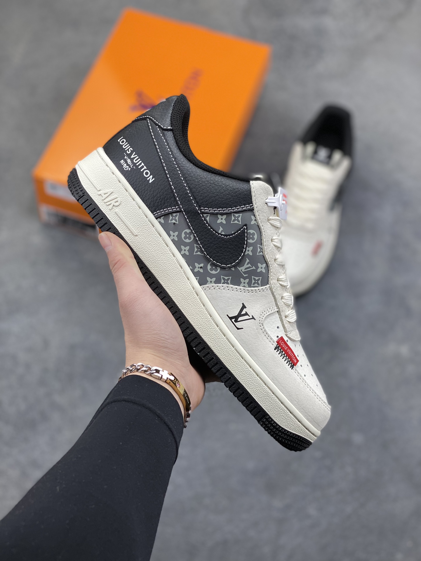 当经典AF1遇上奢牌老花，这双Nike Air Force 1 Low KD6699-F08直接把奢华与街头的融合玩到极致！藏蓝麂皮碰撞米白老花皮革，红尾点缀瞬间点亮视觉，LV标识与Nike Swoosh的叠搭设计，打破次元壁的同时拉满高级感。细腻的材质拼接、精致的字母印花，每一处细节都透着独特的定制腔调，Air气垫底保留经典舒适脚感，不管是收藏还是上脚，都是鞋柜里独一份的吸睛存在，奢华街头风的天花板不过如此 尺码： 36 36.5 37.5 38 38.5 39 40 40.5 41 42 42.5 43 44 44.5 45-选品中心