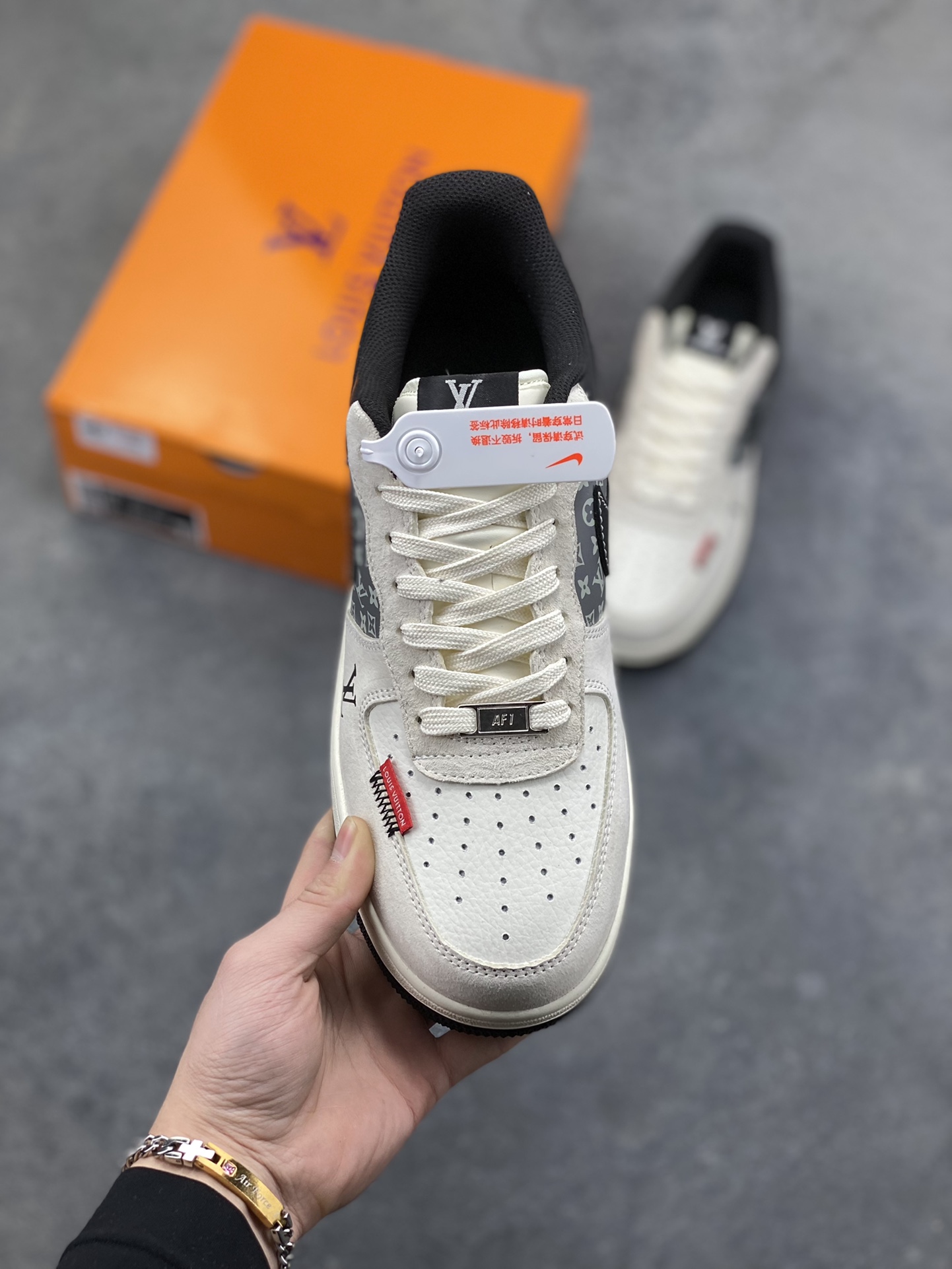 图片[2]-当经典AF1遇上奢牌老花，这双Nike Air Force 1 Low KD6699-F08直接把奢华与街头的融合玩到极致！藏蓝麂皮碰撞米白老花皮革，红尾点缀瞬间点亮视觉，LV标识与Nike Swoosh的叠搭设计，打破次元壁的同时拉满高级感。细腻的材质拼接、精致的字母印花，每一处细节都透着独特的定制腔调，Air气垫底保留经典舒适脚感，不管是收藏还是上脚，都是鞋柜里独一份的吸睛存在，奢华街头风的天花板不过如此 尺码： 36 36.5 37.5 38 38.5 39 40 40.5 41 42 42.5 43 44 44.5 45-选品中心