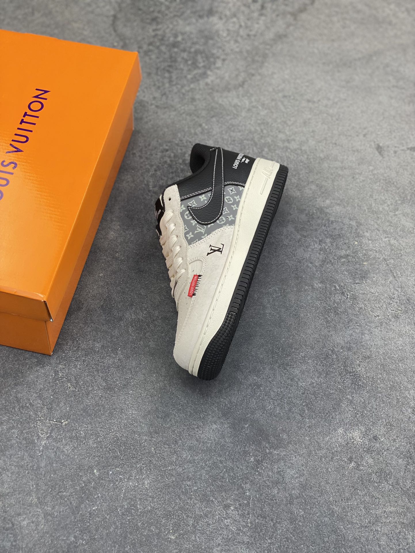 图片[7]-当经典AF1遇上奢牌老花，这双Nike Air Force 1 Low KD6699-F08直接把奢华与街头的融合玩到极致！藏蓝麂皮碰撞米白老花皮革，红尾点缀瞬间点亮视觉，LV标识与Nike Swoosh的叠搭设计，打破次元壁的同时拉满高级感。细腻的材质拼接、精致的字母印花，每一处细节都透着独特的定制腔调，Air气垫底保留经典舒适脚感，不管是收藏还是上脚，都是鞋柜里独一份的吸睛存在，奢华街头风的天花板不过如此 尺码： 36 36.5 37.5 38 38.5 39 40 40.5 41 42 42.5 43 44 44.5 45-选品中心