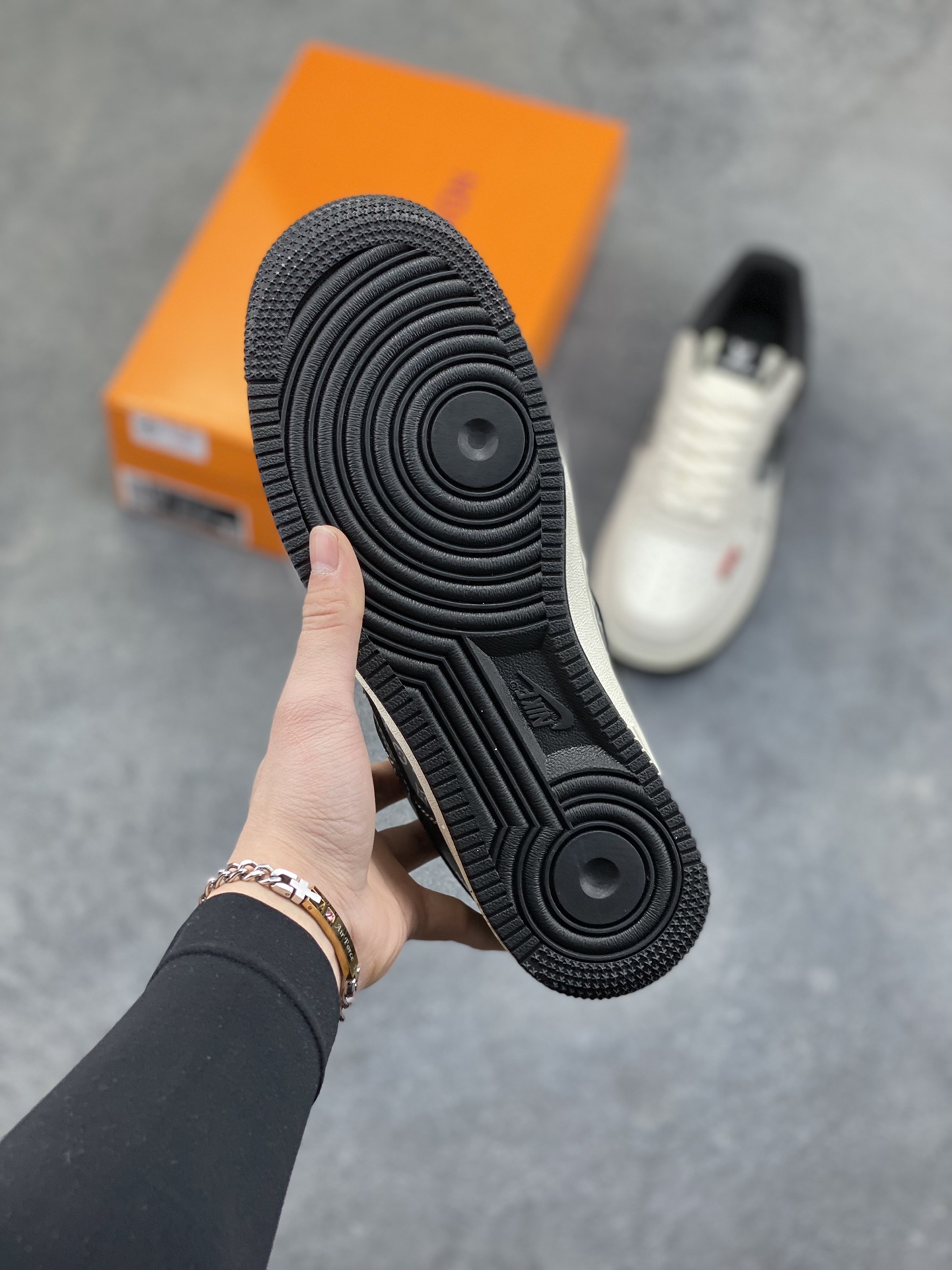 图片[5]-当经典AF1遇上奢牌老花，这双Nike Air Force 1 Low KD6699-F08直接把奢华与街头的融合玩到极致！藏蓝麂皮碰撞米白老花皮革，红尾点缀瞬间点亮视觉，LV标识与Nike Swoosh的叠搭设计，打破次元壁的同时拉满高级感。细腻的材质拼接、精致的字母印花，每一处细节都透着独特的定制腔调，Air气垫底保留经典舒适脚感，不管是收藏还是上脚，都是鞋柜里独一份的吸睛存在，奢华街头风的天花板不过如此 尺码： 36 36.5 37.5 38 38.5 39 40 40.5 41 42 42.5 43 44 44.5 45-选品中心