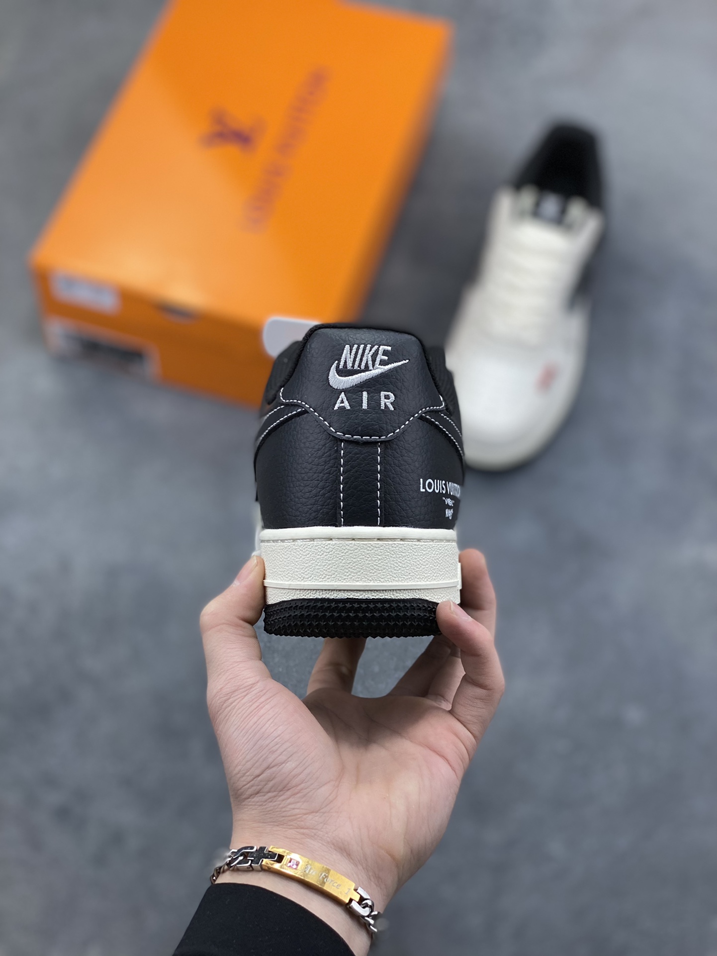 图片[4]-当经典AF1遇上奢牌老花，这双Nike Air Force 1 Low KD6699-F08直接把奢华与街头的融合玩到极致！藏蓝麂皮碰撞米白老花皮革，红尾点缀瞬间点亮视觉，LV标识与Nike Swoosh的叠搭设计，打破次元壁的同时拉满高级感。细腻的材质拼接、精致的字母印花，每一处细节都透着独特的定制腔调，Air气垫底保留经典舒适脚感，不管是收藏还是上脚，都是鞋柜里独一份的吸睛存在，奢华街头风的天花板不过如此 尺码： 36 36.5 37.5 38 38.5 39 40 40.5 41 42 42.5 43 44 44.5 45-选品中心