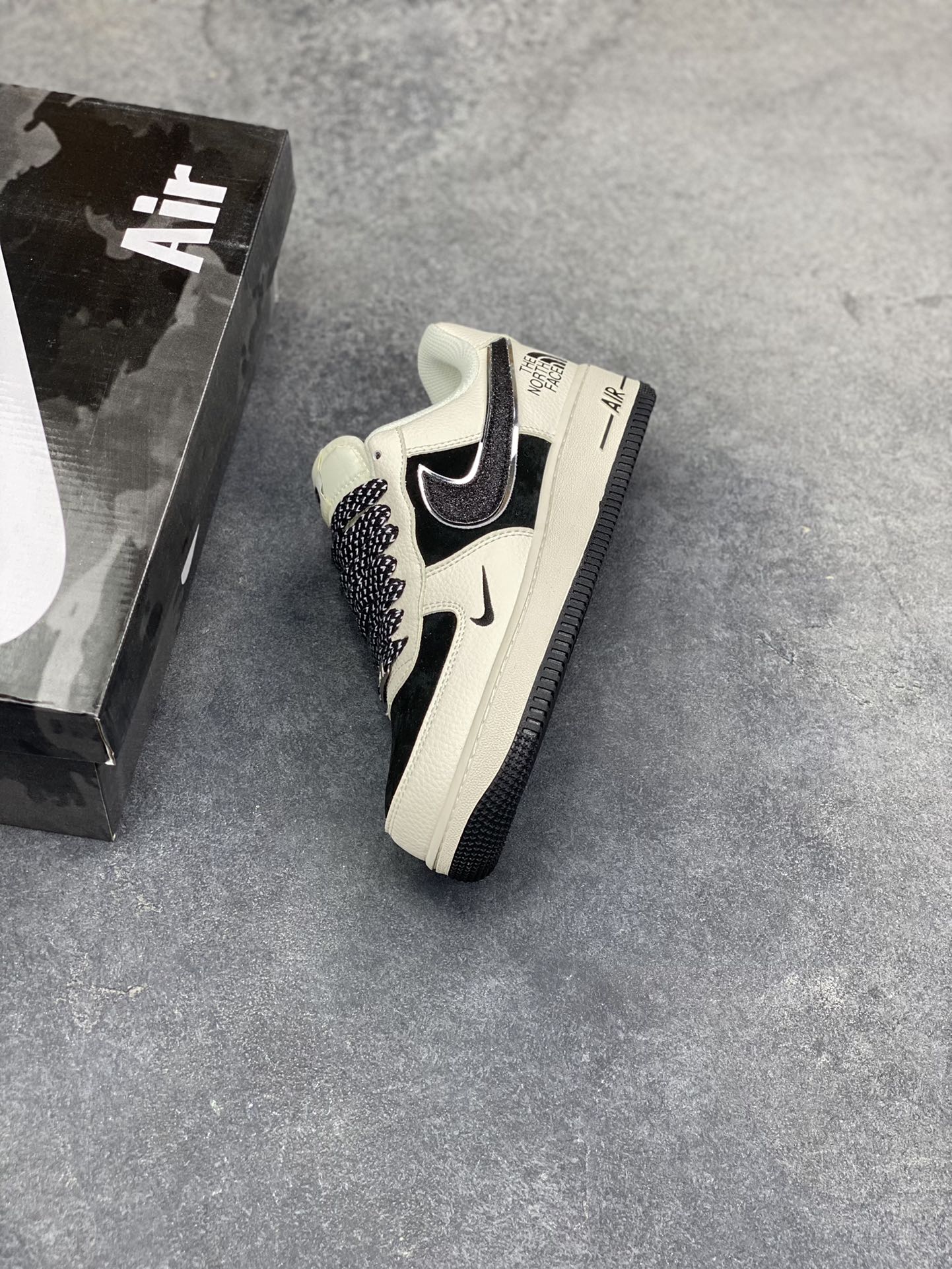 图片[7]-NIke Air Force 1 ‘07 Low 空军一号低帮 运动鞋 休闲鞋 折边针车 工艺难度大 原楦头原纸板 原装鞋盒 定制五金配件 内置全掌气垫 原厂鞋底 货号：QY6818-523 尺码：36 36.5 37.5 38 38.5 39 40 40.5 41 42 42.5 43 44 44.5 45-选品中心