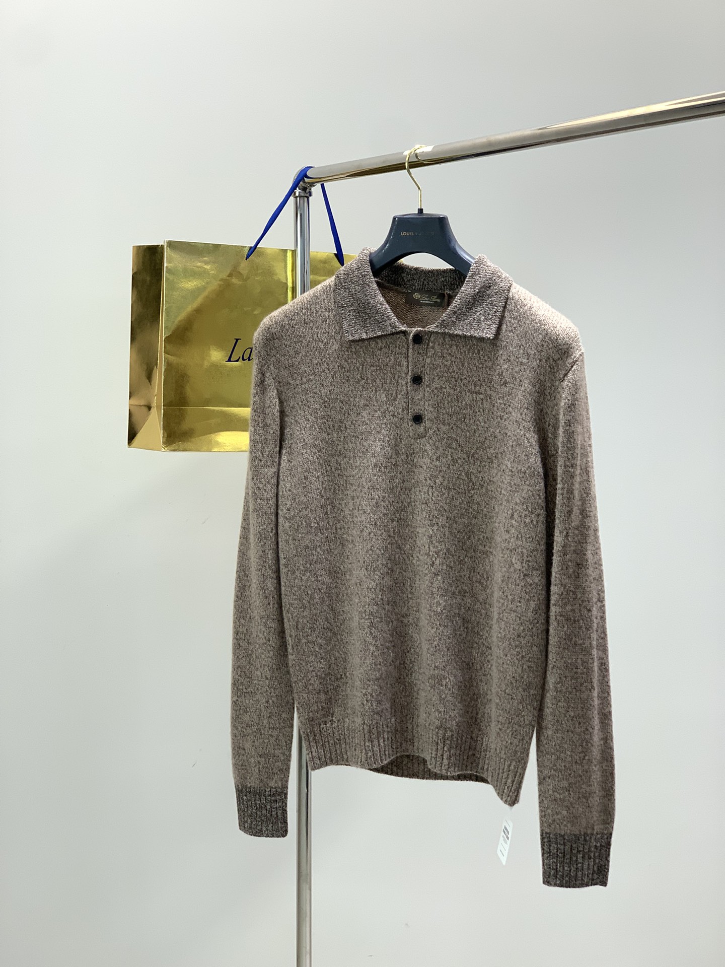 NO:684495,, LP (Loro Piana), 2025 autumn and winter new product, fashionable and casual knitted lapel sweater, made of imported original fabrics, top-notch knitting technology letter pattern decoration logo, simple yet fashionable, extremely high-grade, comfortable and versatile, handsome and stylish upper body!  Size S-XL Size SMLXL Length 64666870 Bust 108112116120 Shoulder width 43444546 Sleeve length 64656667,,loro piana,loro piana,sweaters,19860909,LP(Loro Piana ), 2025秋冬新品,时尚休闲针织翻领毛衣,采用进口原版面料,顶级针织工艺字母图案装饰logo,简单而不失时尚,档次极高,舒适百搭,上身帅气有型！码数S-XL 尺码SMLXL 衣长64666870 胸围108112116120 肩宽43444546 袖长64656667,,loro piana,loro piana,sweaters,,Men's clothing