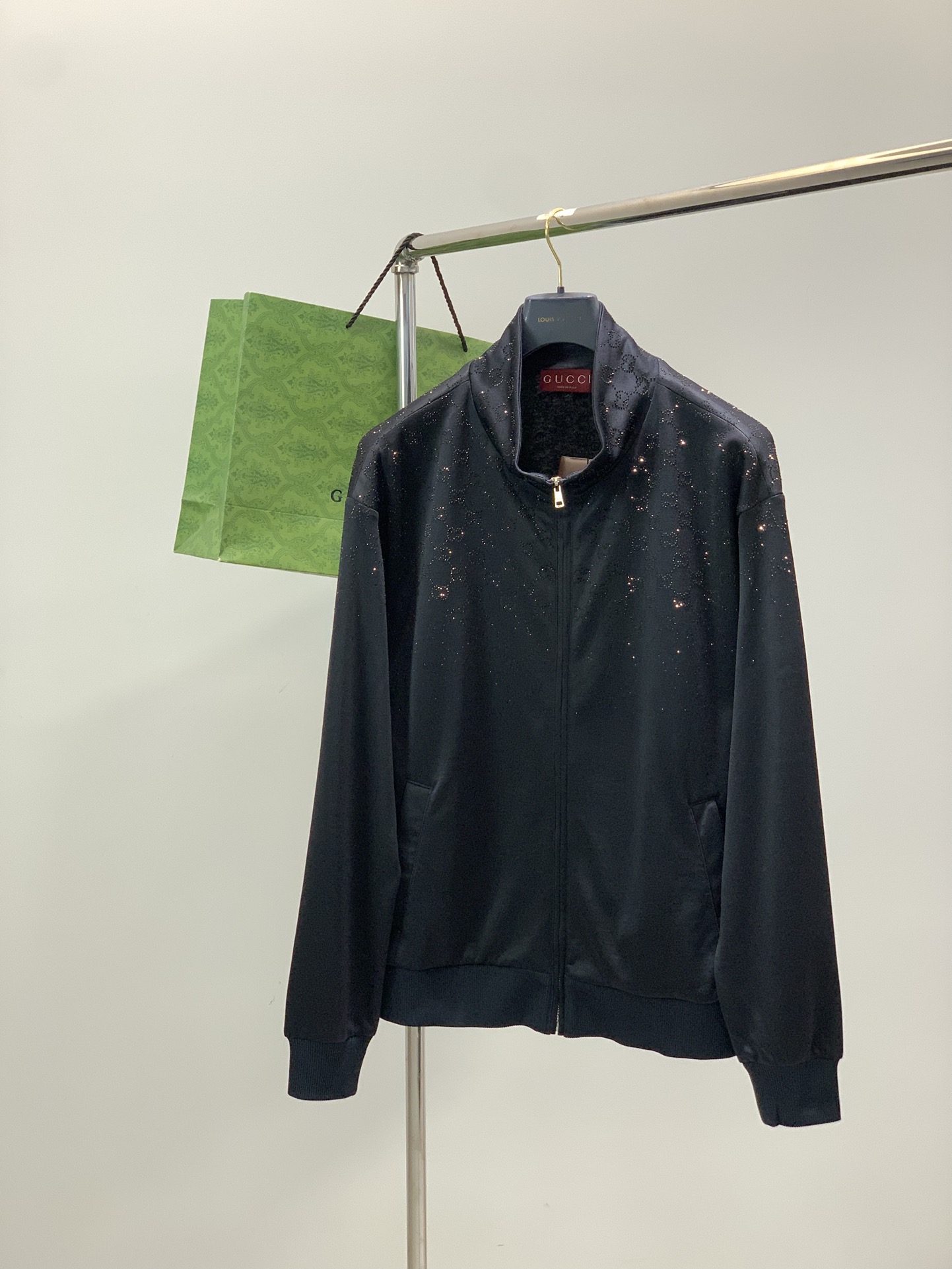 NO:690507,, Gucci Gucci, the latest model for autumn 2025, available at counters at the same time, original order, stylish and casual stand-up collar jacket, the upper body is very unique!  Eye-catching and bright, imported original fabrics, top-grade hot-drilling process letter pattern decoration logo, original hardware accessories decoration, simple yet fashionable, classic atmosphere, comfortable and breathable, handsome and stylish upper body, size S-XL,, gucci, gucci, jackets & coats,19860909,Gucci 古驰,2025秋季最新款,专柜同步有售,原单狠货,时尚休闲立领外套,上身很有特点！吸睛而有亮点,进口原版面料,顶级烫钻工艺字母图案装饰Logo,原版五金辅料装饰,简单而不失时尚,经典大气,舒适透气,上身帅气有型,码数S-XL,,gucci,gucci,jackets & coats,,Men's clothing