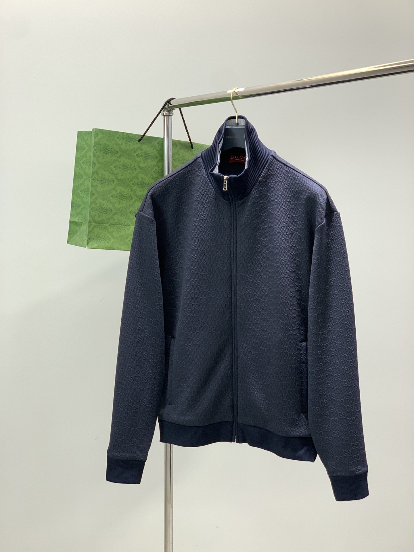 NO:684486,Clothes, pants, Gucci, the latest autumn styles, available at counters simultaneously, original orders, fashionable casual suits, the upper body is very unique!  Eye-catching and bright, imported original fabrics, top-quality embossed letter pattern decoration logo, original hardware accessories decoration, simple yet fashionable, classic atmosphere, comfortable and breathable, handsome and stylish upper body, size S-XL size SMLXL length 70717273 bust 59616365 shoulder width 55565758 ///// SMLXL pants length 108109110111  Waist 65697377 Hips 106110114118 /////,,gucci,gucci,19860909衣服,裤子,Gucci 古驰,秋季最新款,专柜同步有售,原单狠货,时尚休闲套装,上身很有特点！吸睛而有亮点,进口原版面料,顶级浮雕工艺字母图案装饰Logo,原版五金辅料装饰,简单而不失时尚,经典大气,舒适透气,上身帅气有型,码数S-XL 尺码SMLXL 衣长70717273 胸围59616365 肩宽55565758 ///// SMLXL 裤长108109110111 腰围65697377 臀围106110114118 /////,,gucci,gucci,,Men's clothing