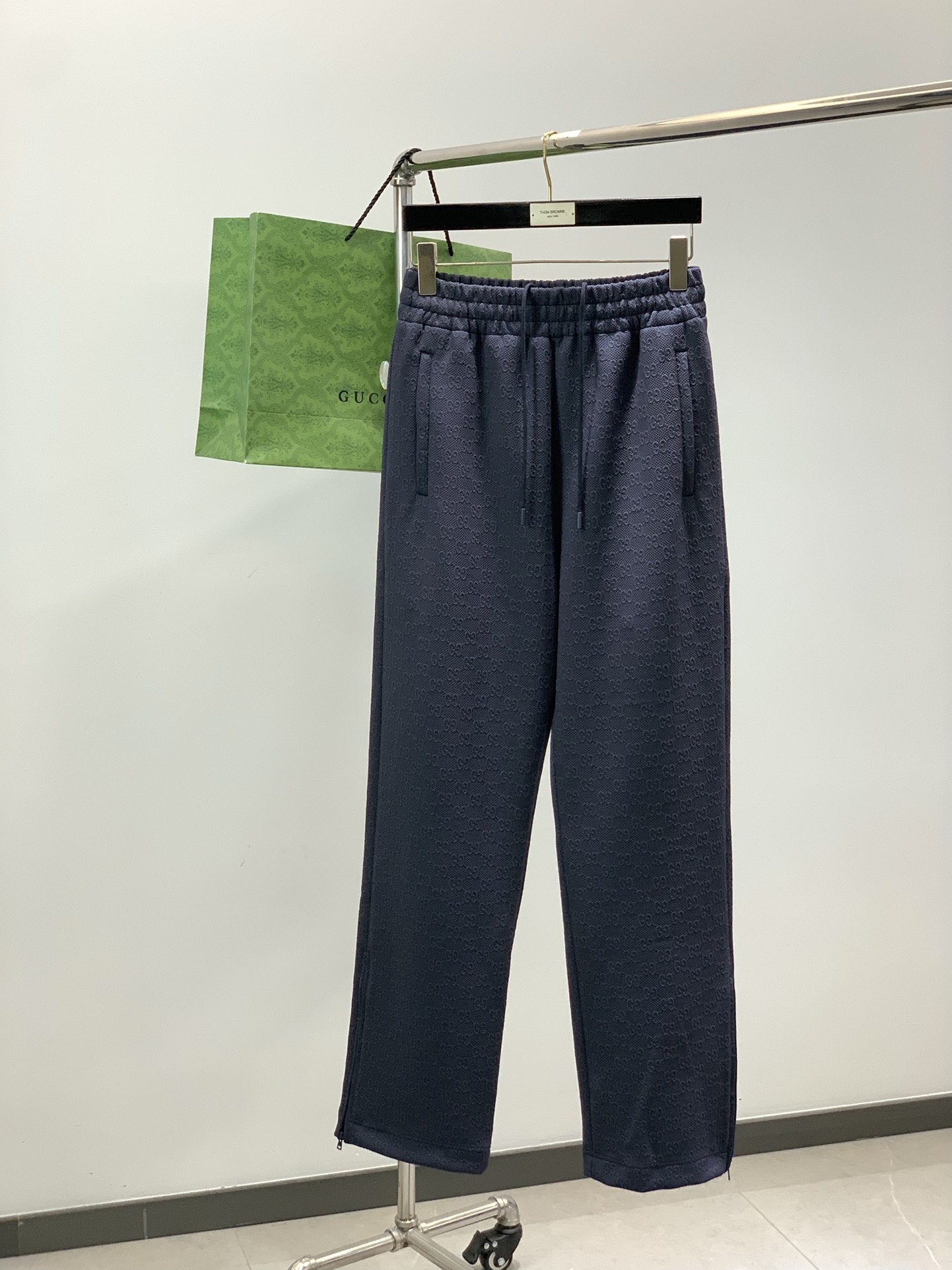 NO:684489,Clothes, pants, Gucci, the latest autumn styles, available at counters simultaneously, original orders, fashionable casual suits, the upper body is very unique!  Eye-catching and bright, imported original fabrics, top-quality embossed letter pattern decoration logo, original hardware accessories decoration, simple yet fashionable, classic atmosphere, comfortable and breathable, handsome and stylish upper body, size S-XL size SMLXL length 70717273 bust 59616365 shoulder width 55565758 ///// SMLXL pants length 108109110111  Waist 65697377 Hips 106110114118 /////,,gucci,gucci,19860909衣服,裤子,Gucci 古驰,秋季最新款,专柜同步有售,原单狠货,时尚休闲套装,上身很有特点！吸睛而有亮点,进口原版面料,顶级浮雕工艺字母图案装饰Logo,原版五金辅料装饰,简单而不失时尚,经典大气,舒适透气,上身帅气有型,码数S-XL 尺码SMLXL 衣长70717273 胸围59616365 肩宽55565758 ///// SMLXL 裤长108109110111 腰围65697377 臀围106110114118 /////,,gucci,gucci,,Men's clothing