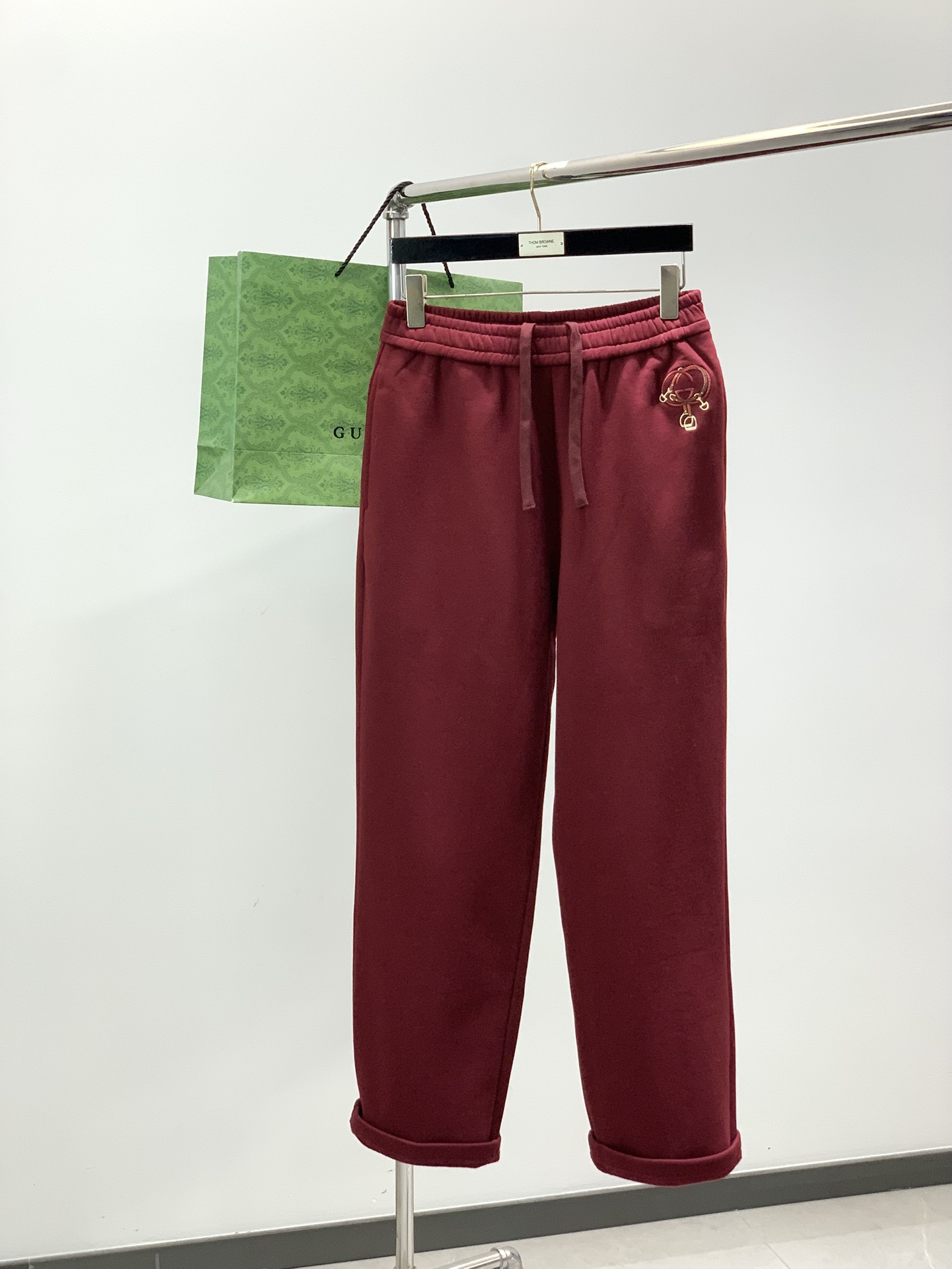 NO:684504,Clothes, pants, Gucci, latest winter styles, available at counters simultaneously, original orders, fashionable velvet casual suits, the upper body is very unique!  Eye-catching and bright, imported original fabrics, top embroidery craftsmanship letter pattern decoration Logo, original hardware accessories decoration, simple yet fashionable, classic atmosphere, comfortable and breathable, handsome and stylish upper body, size S-XL size SML  SMLXL pants length 102103104105 waist 76808488 hips 106110114118 feet 43454749,,gucci,gucci,19860909衣服,裤子,Gucci 古驰,冬季最新款,专柜同步有售,原单狠货,时尚绒休闲套装,上身很有特点！吸睛而有亮点,进口原版面料,顶级刺绣工艺字母图案装饰Logo,原版五金辅料装饰,简单而不失时尚,经典大气,舒适透气,上身帅气有型,码数S-XL 尺码SMLXL 衣长63.56566.568 胸围136140144148 肩宽59616365 下摆110114118122 SMLXL 裤长102103104105 腰围76808488 臀围106110114118 脚口43454749,,gucci,gucci,,Men's clothing