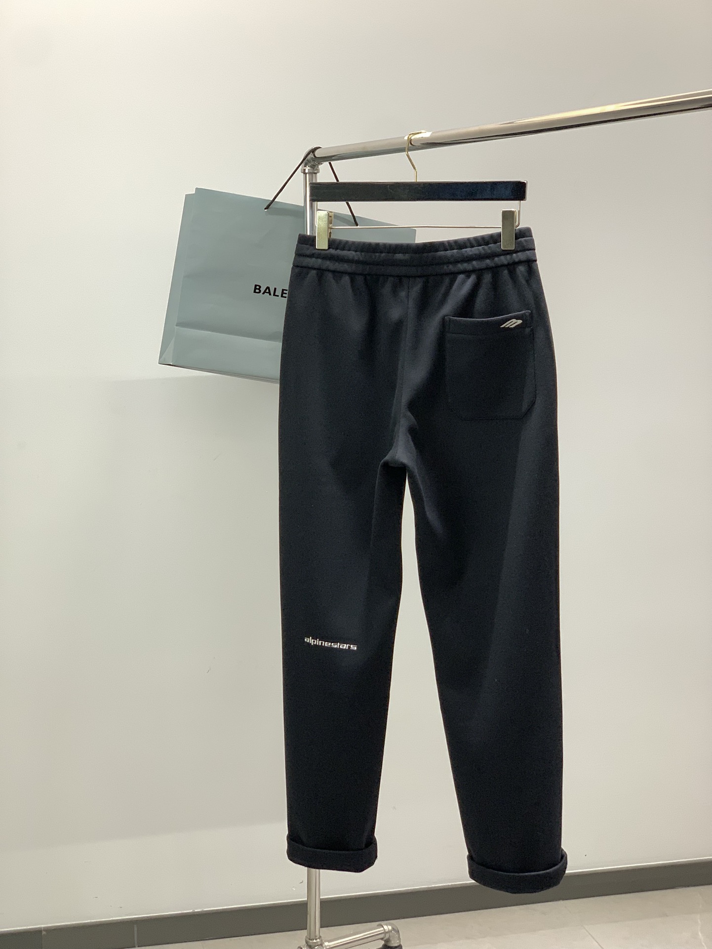 ，Balenciaga 巴黎世家，2025冬季最新品，专柜同步有售，原单狠货，时尚➕绒休闲裤，进口原版水