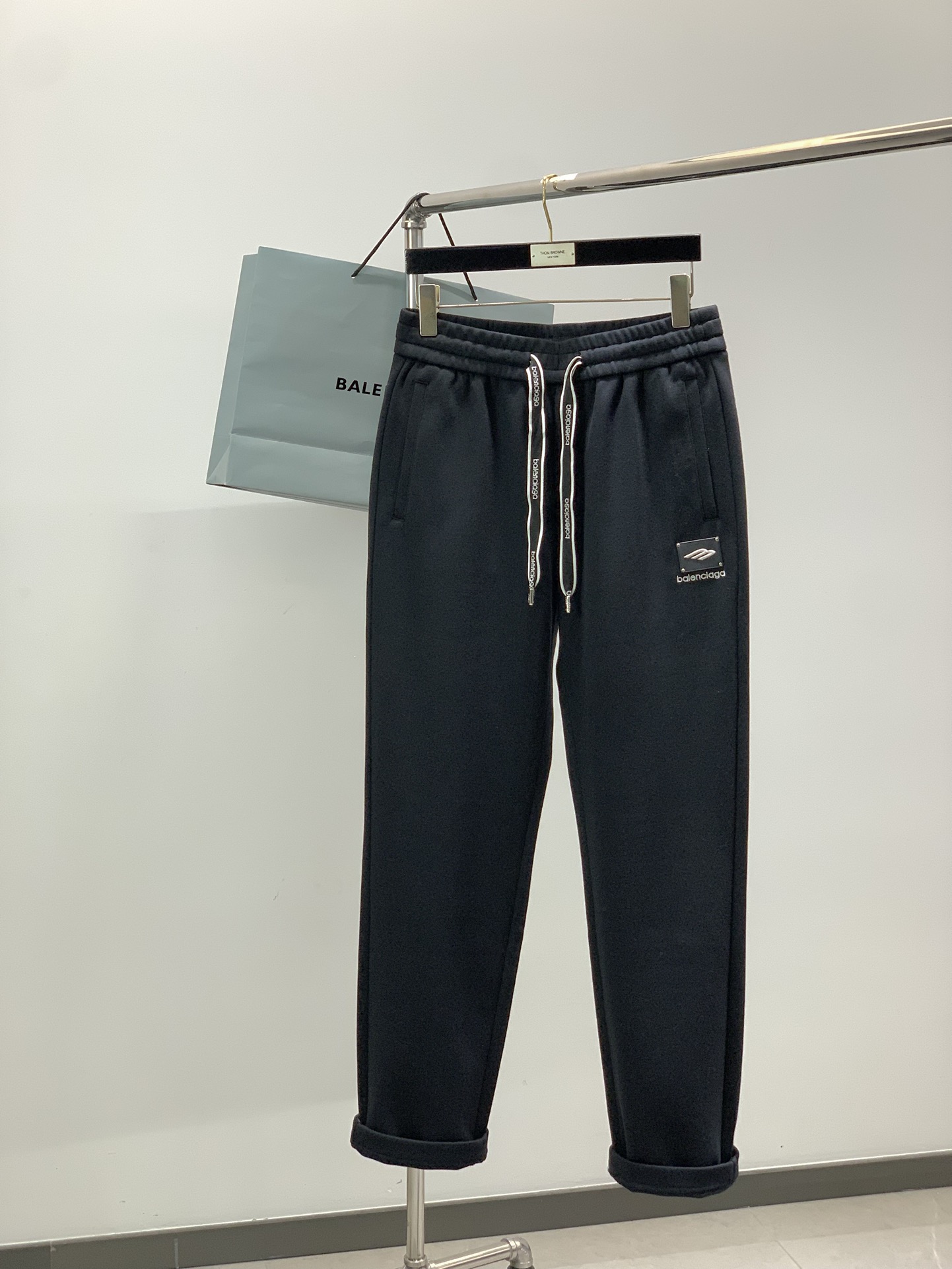 NO:682875,, Balenciaga, 2025 winter latest products, available at counters simultaneously, original goods, fashionable velvet casual pants, imported original washed stretch fabric, comfortable and elastic, top-notch printing technology letter pattern logo, original hardware accessories decoration, super correct version, comfortable and breathable, counter quality, handsome and stylish upper body, three complete standards, size M-3XL,,balenciaga,balenciaga,19860909,Balenciaga 巴黎世家,2025冬季最新品,专柜同步有售,原单狠货,时尚绒休闲裤,进口原版水洗弹力面料,舒适有弹性,顶级印花工艺字母图案Logo,原版五金辅料装饰,版型超正,舒适透气,专柜品质,上身帅气有型,三标齐全,码数M-3XL,,balenciaga,balenciaga,,Men's clothing