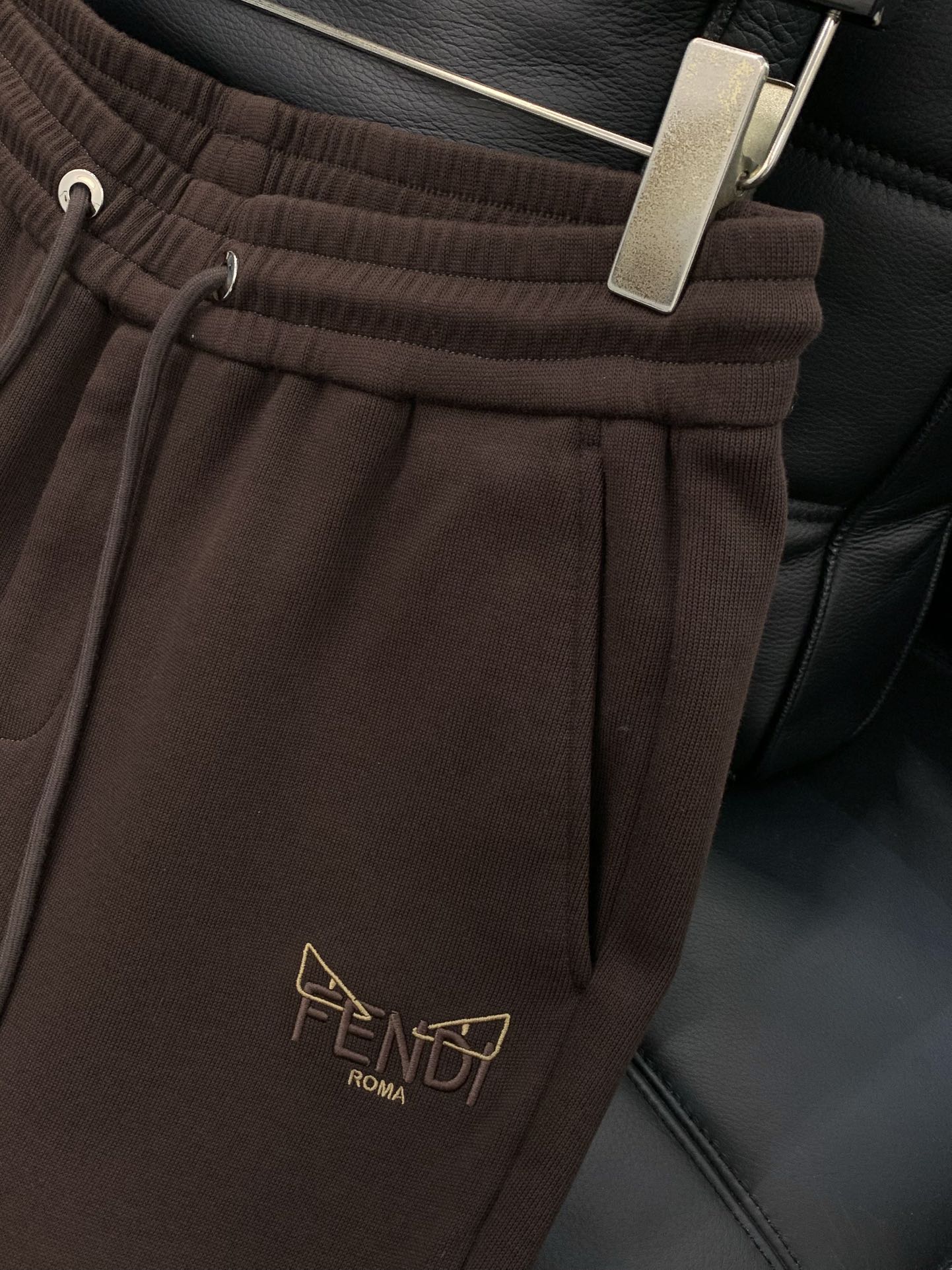 ，Fendi 芬迪，2025冬季最新品，专柜同步有售，原单狠货，时尚➕绒休闲裤，进口原版面料，舒适有弹性