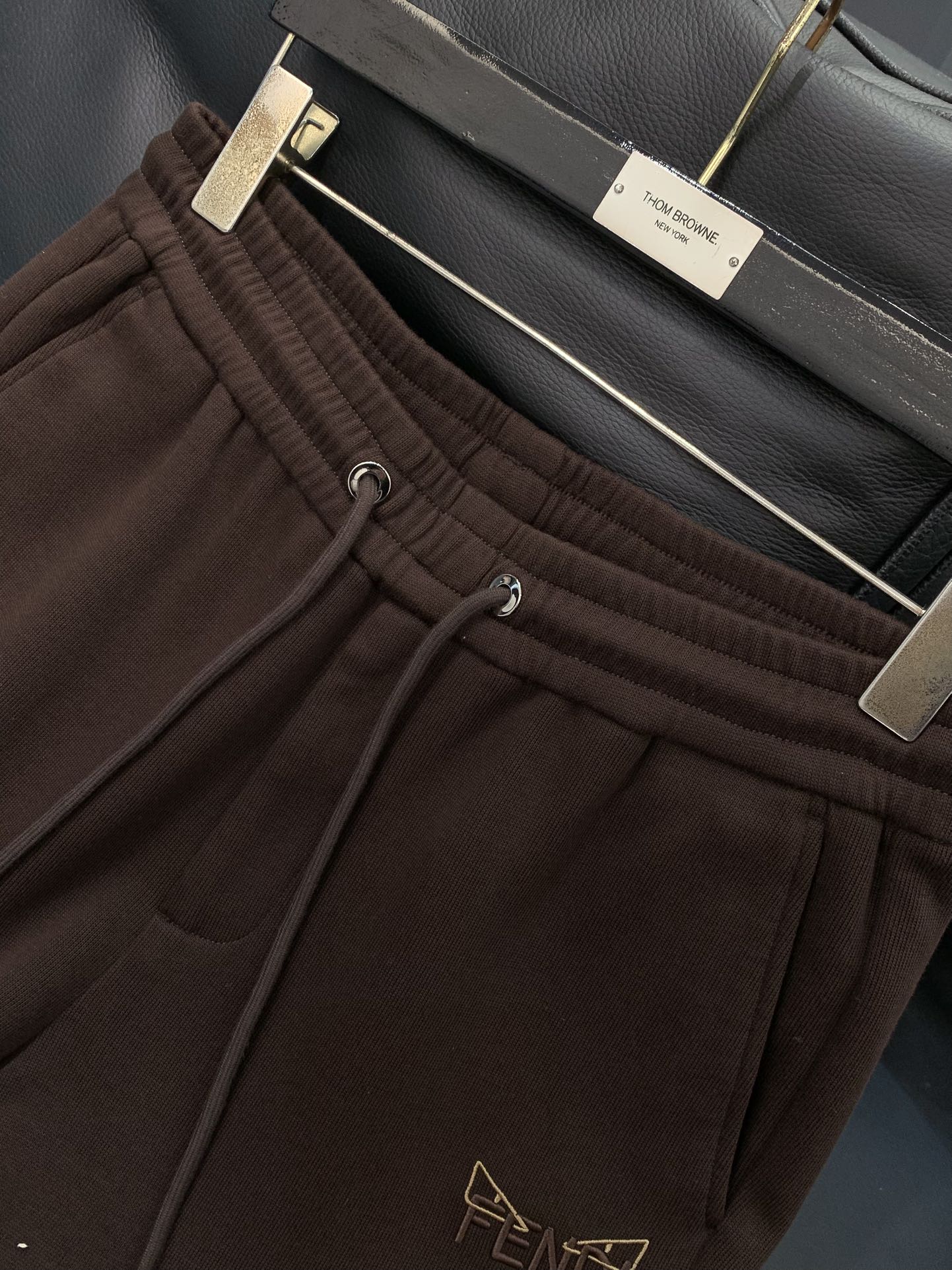 ，Fendi 芬迪，2025冬季最新品，专柜同步有售，原单狠货，时尚➕绒休闲裤，进口原版面料，舒适有弹性