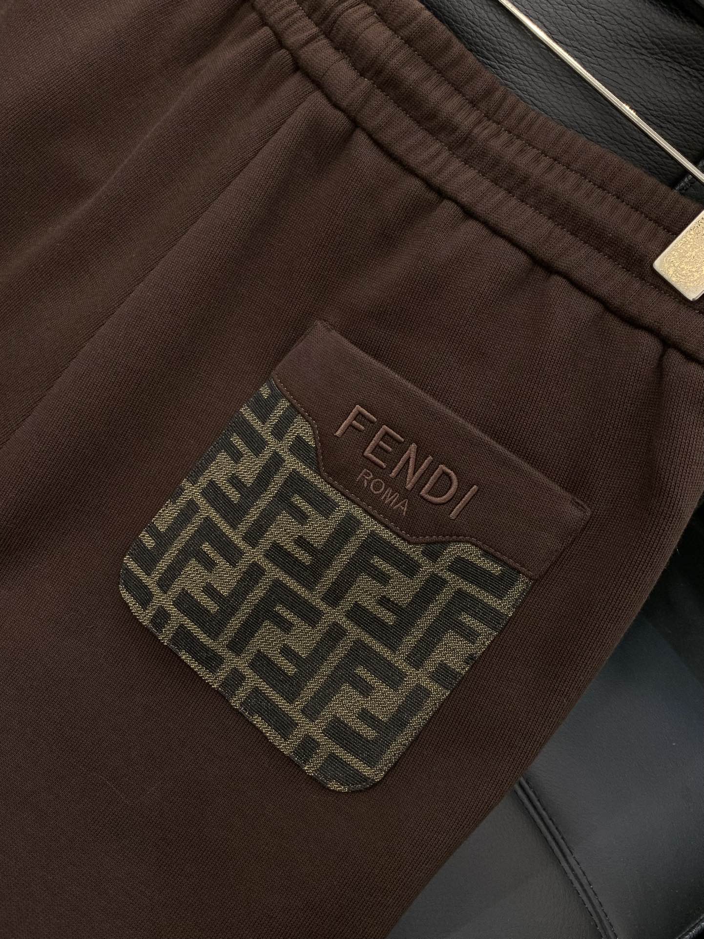 ，Fendi 芬迪，2025冬季最新品，专柜同步有售，原单狠货，时尚➕绒休闲裤，进口原版面料，舒适有弹性