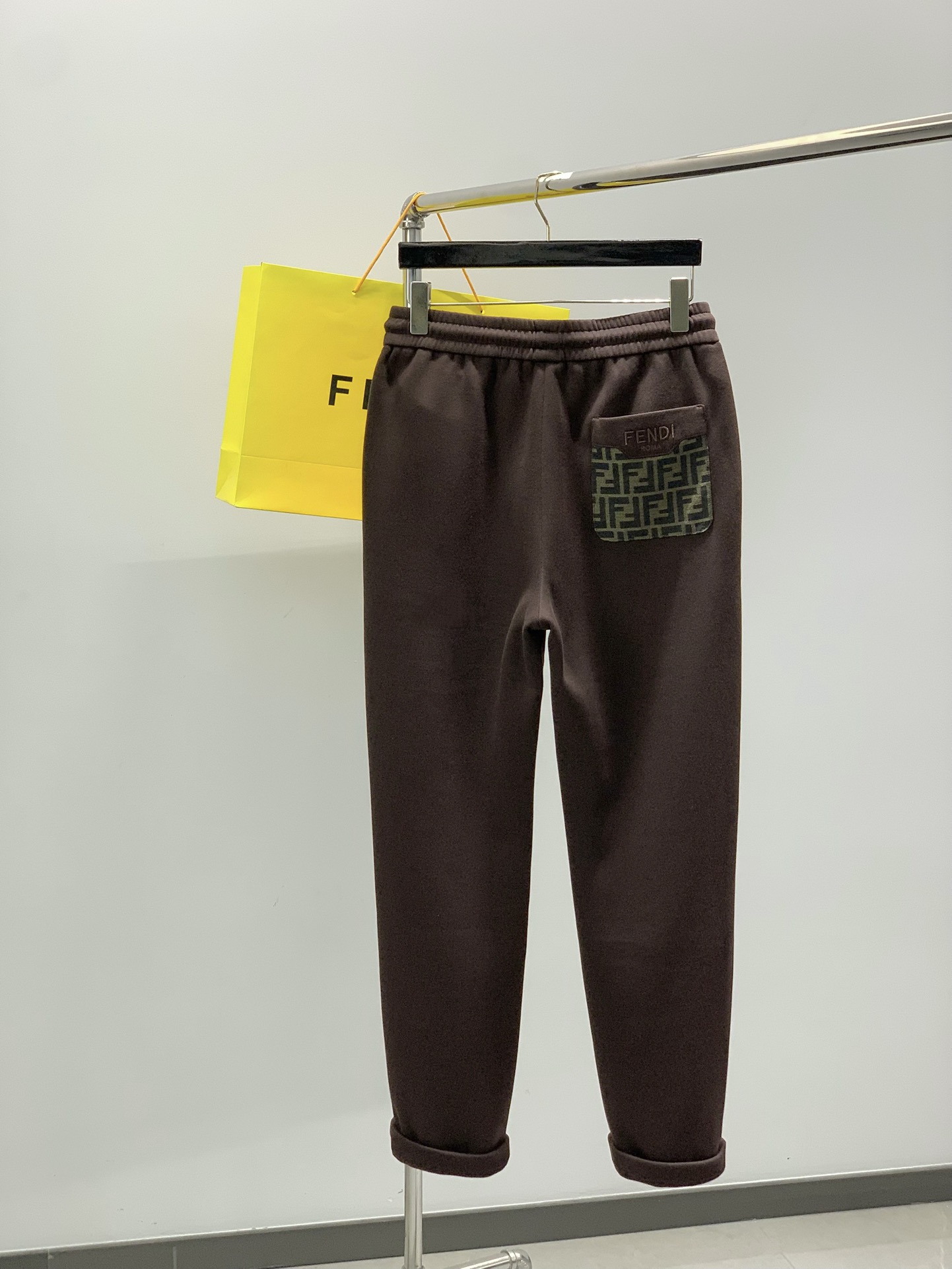 ，Fendi 芬迪，2025冬季最新品，专柜同步有售，原单狠货，时尚➕绒休闲裤，进口原版面料，舒适有弹性
