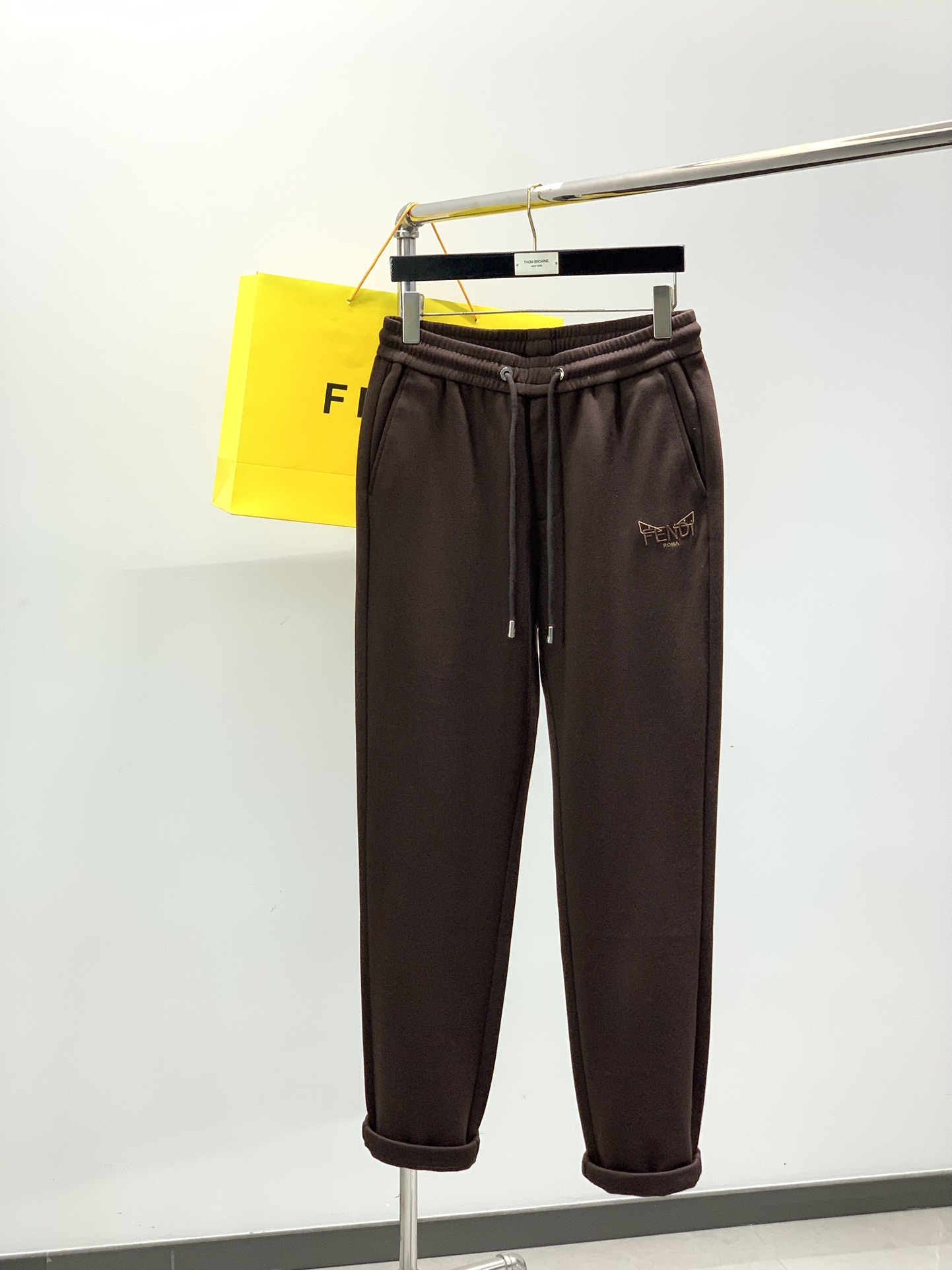 NO:682868,, Fendi Fendi, 2025 winter latest products, available at counters simultaneously, original goods, fashionable velvet casual pants, imported original fabrics, comfortable and elastic, top embroidery crafts letter pattern logo, original hardware accessories decoration, unique design, super correct version, extremely high grade, handsome and stylish upper body, size M-3XL,,fendi,fendi,19860909,Fendi 芬迪,2025冬季最新品,专柜同步有售,原单狠货,时尚绒休闲裤,进口原版面料,舒适有弹性,顶级刺绣工艺字母图案logo,原版五金辅料装饰,独特设计,版型超正,档次极高,上身帅气有型,码数M-3XL,,fendi,fendi,,Men's clothing