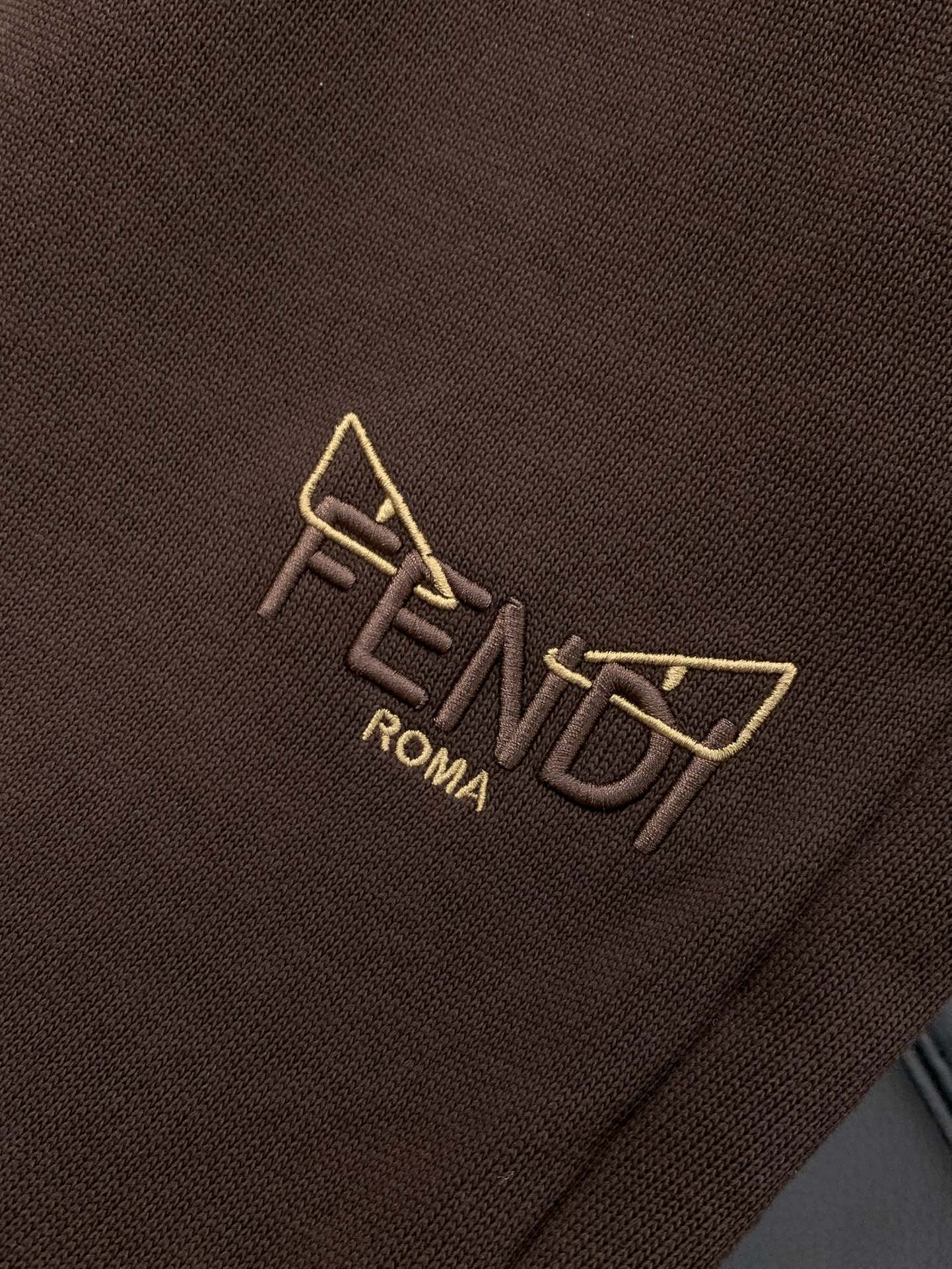 ，Fendi 芬迪，2025冬季最新品，专柜同步有售，原单狠货，时尚➕绒休闲裤，进口原版面料，舒适有弹性